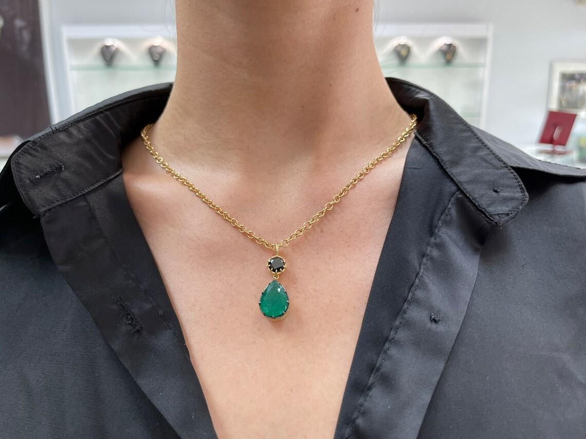 6,91ct 18K Kolumbianische Smaragd-Birnenschliff & Schwarzer Diamant Halskette Damen im Angebot