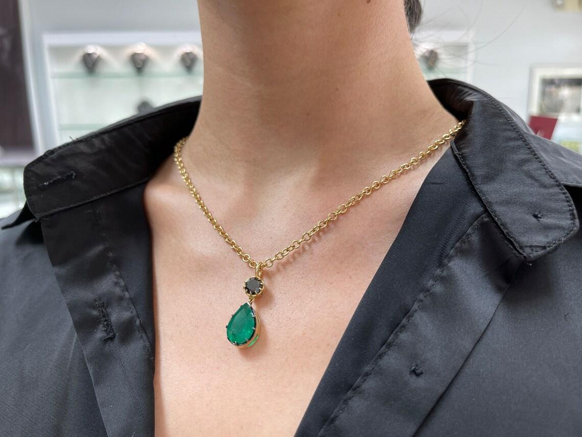 6,91ct 18K Kolumbianische Smaragd-Birnenschliff & Schwarzer Diamant Halskette im Angebot 1