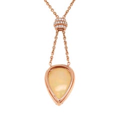 18 Karat Roségold Halskette mit 6,91 Karat birnenförmigem Cabochon Opal und Diamant-Cluster