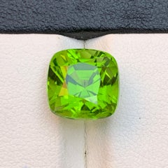 6.92 Carat Vivid Green Natural Peridot Cushion Cut Loose Gemstone from Pakistan (péridot vert vif naturel taillé en coussin)