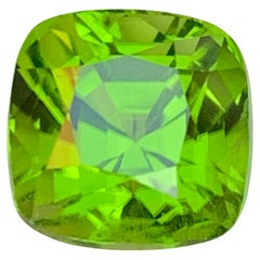 6.92 Carat Vivid Green Natural Peridot Cushion Cut Loose Gemstone from Pakistan (péridot vert vif naturel taillé en coussin)