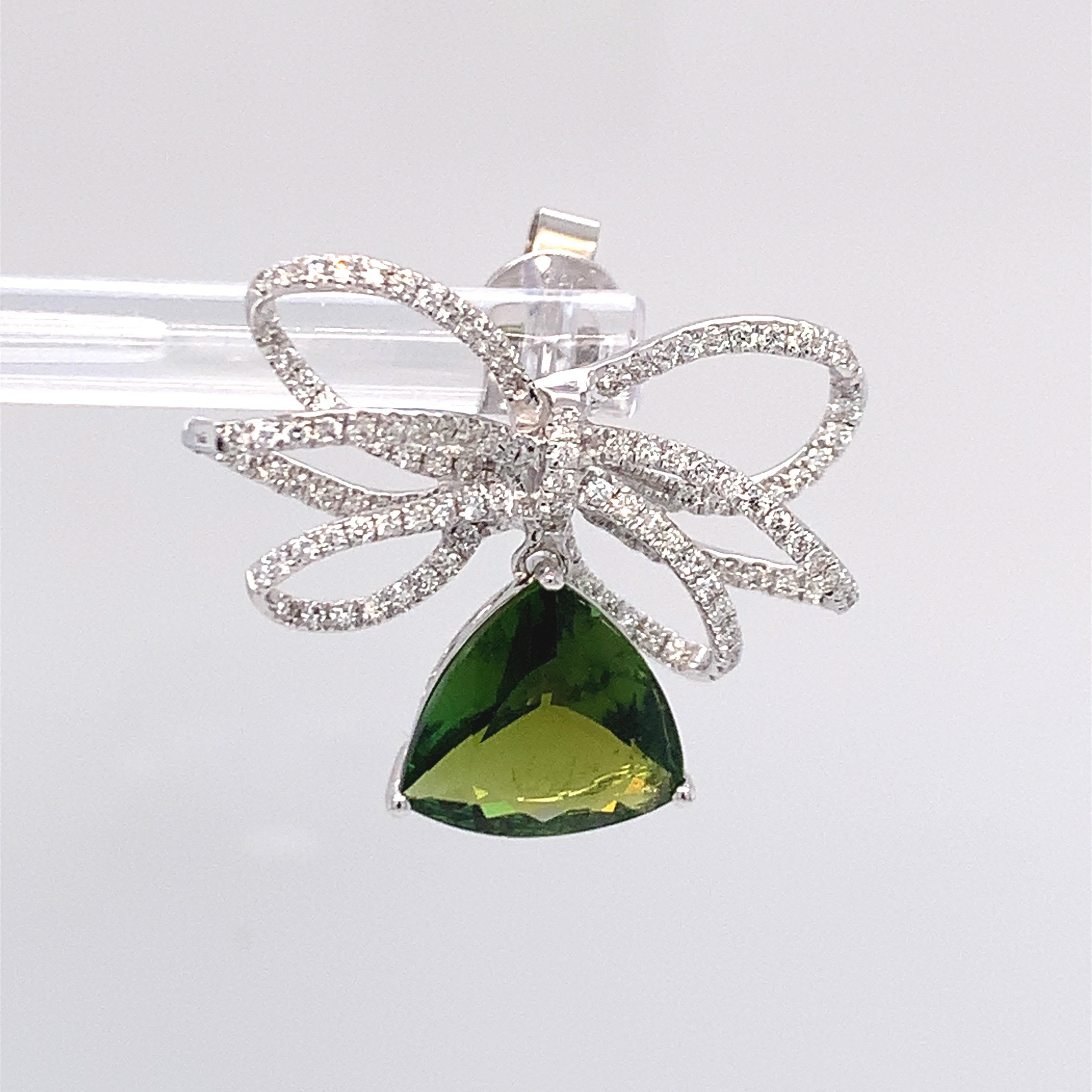 This magnificent dangling earrings boasts a trillion cut green tourmaline with white diamonds. Elegant and modern design, set in white gold makes it a stunning piece. Carefully finished with hand by skilled artisans.
Green Tourmaline: 6.93ct
White