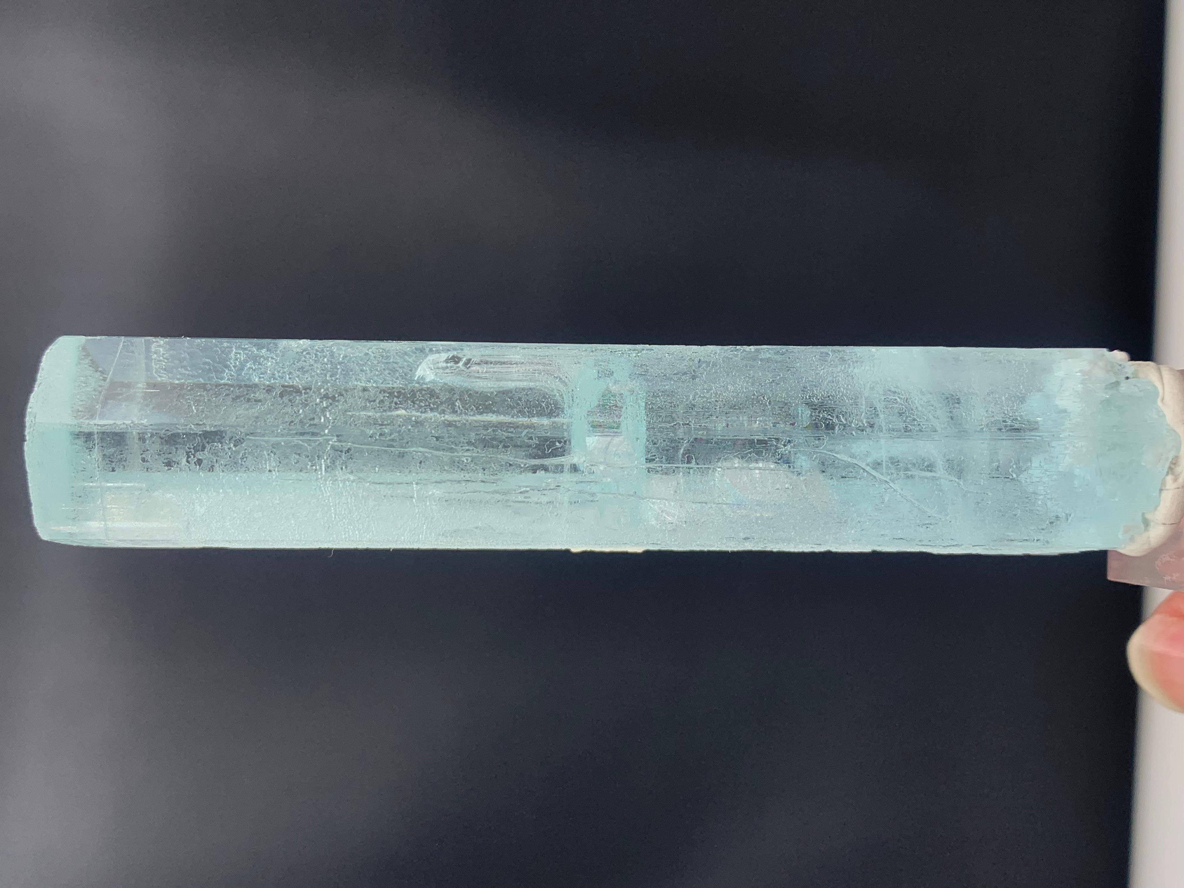 Magnifique cristal d'aigue-marine de la vallée de Nagar Gilgit, Pakistan
POIDS : 69,32 grammes
DIMENSIONS : 9,4 x 2,1 x 1,7 cm
ORIGINE : Vallée de Nagar, Gilgit Baltistan Pakistan 
TRAITEMENT : Aucun
L'aigue-marine est une variété de béryl de