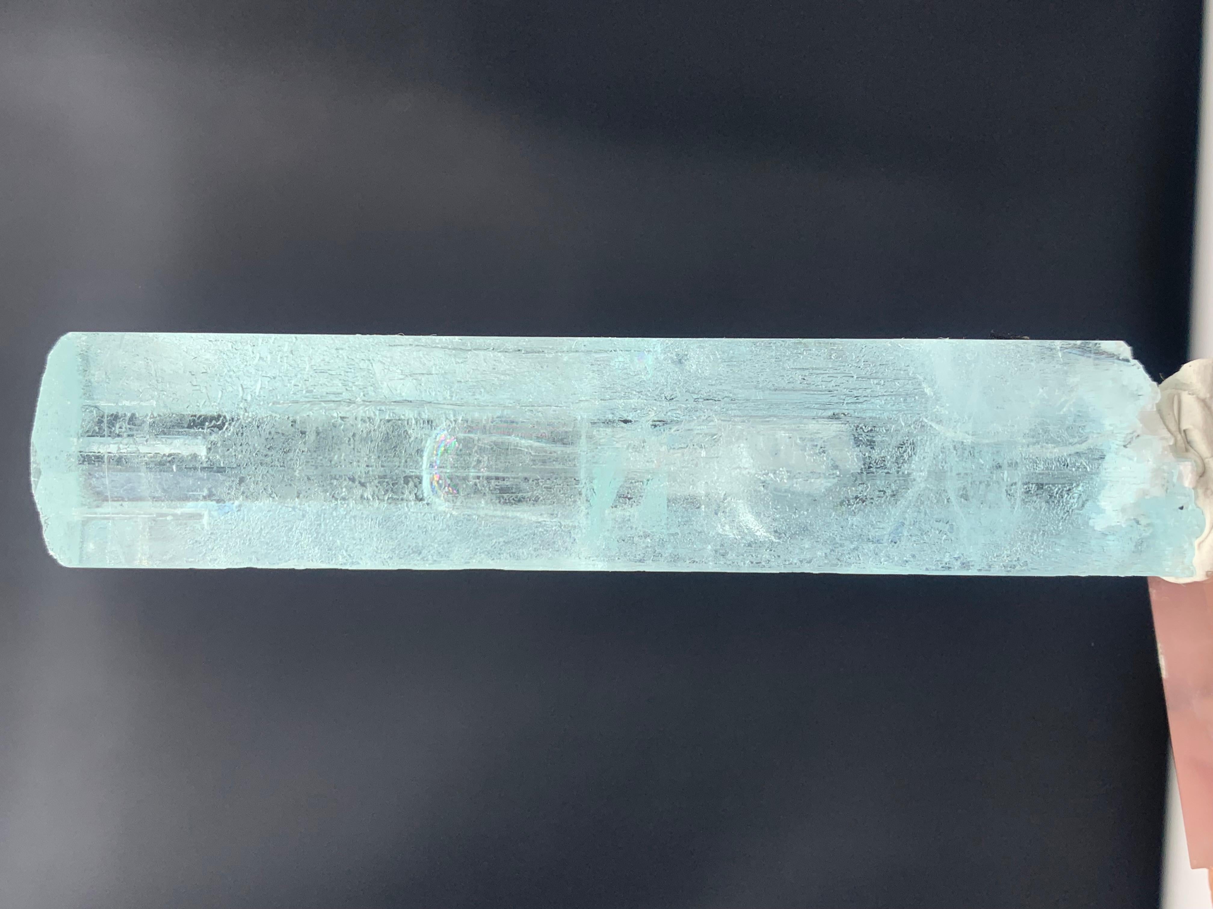 Cristal de roche Magnifique cristal d'aigue-marine de 69,32 grammes provenant de la vallée de Nagar Gilgit, Pakistan en vente