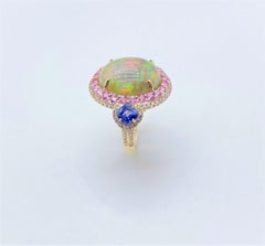 6, 939 Raro anello in oro 18KT con fantasia di opale, zaffiro rosa e zaffiro blu e diamante