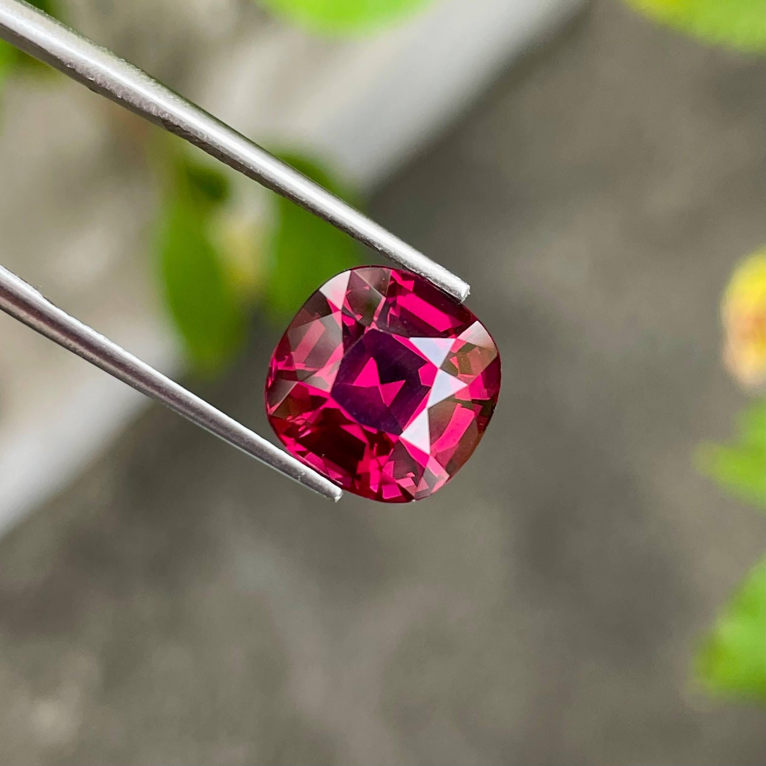 6.94 carats Fire Reddish Pink Garnet Cushion Cut Natural Tanzanian Gemstone In New Condition For Sale In Bangkok, TH