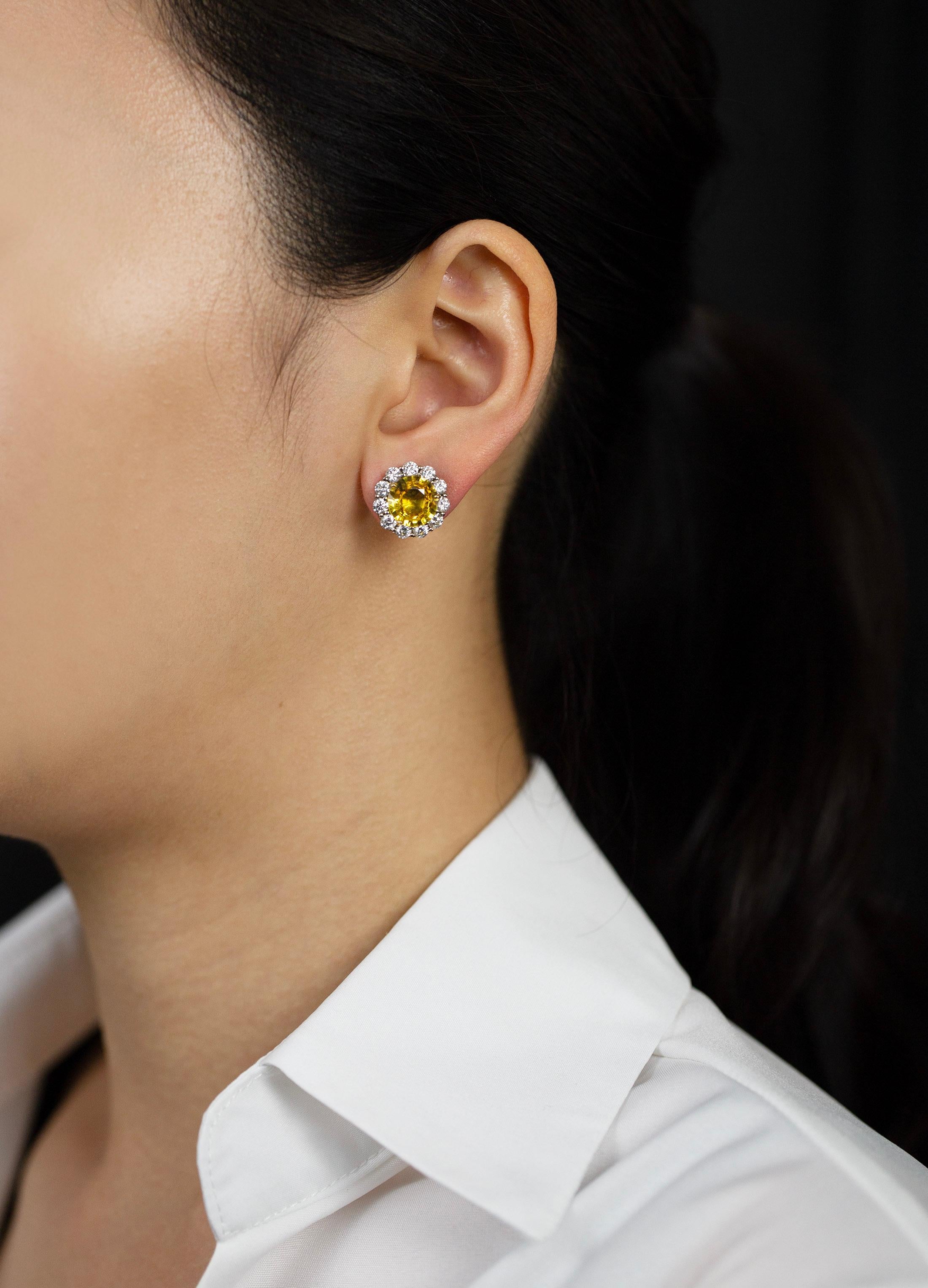 Contemporain Boucles d'oreilles halo en saphir jaune et diamant de 6,94 carats au total, taille ronde en vente