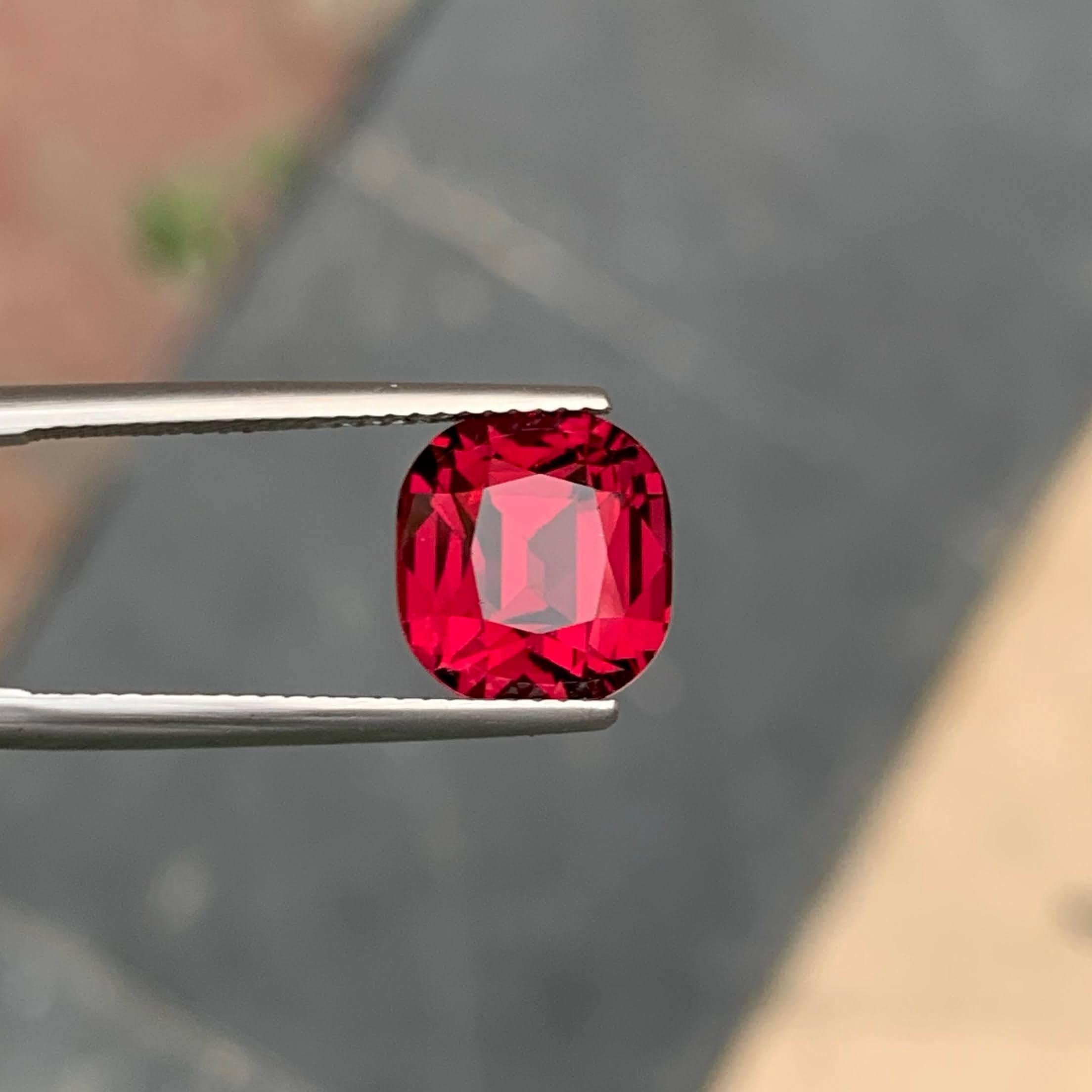 Gewicht 6,95 Karat 
Abmessungen 10,3x9,7x7,8mm
Behandlung Keine
Herkunft Tansanisch 
Klarheit VVS 
Formschnitt Kissen Präzision 





Dieser 6,95 Karat schwere, lose, rötlich-rosafarbene Granat besticht durch seinen schillernden