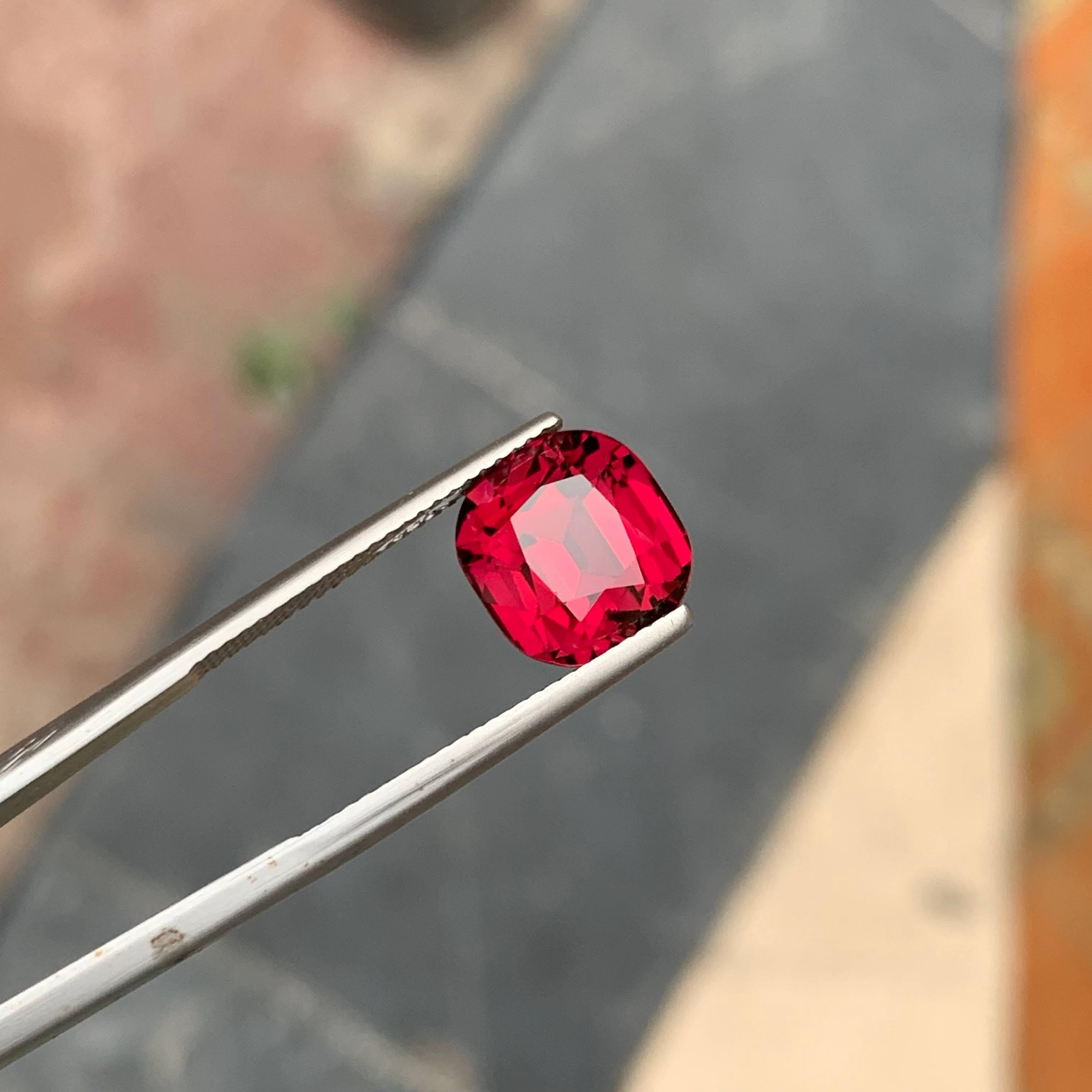 6,95 Karat natürlicher loser rötlich-rosa Granat Cushion Precision Cut tansanischer Edelstein (Moderne) im Angebot