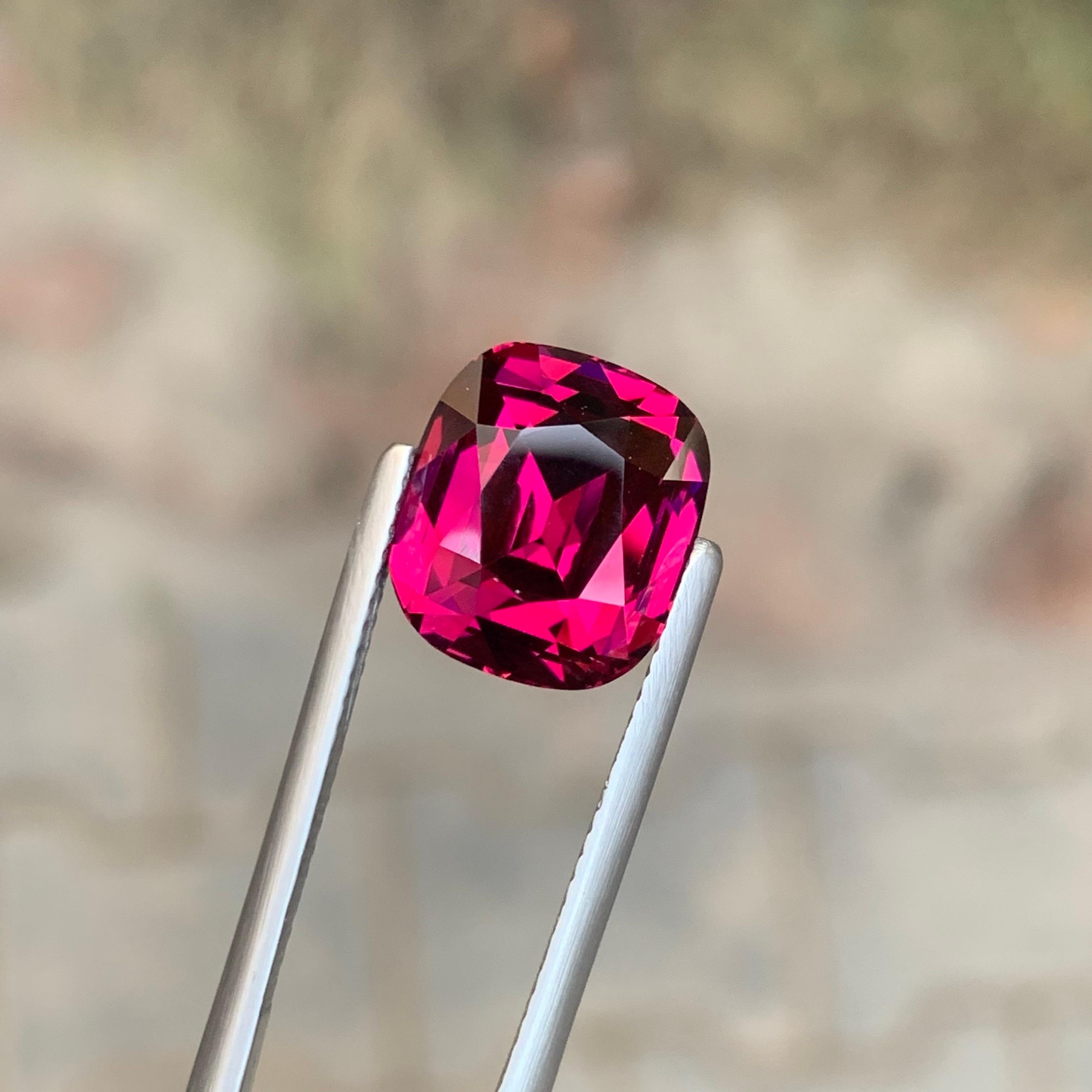 Arts and Crafts 6.95 Carat Natural Loose Rhodolite Garnet Cushion Cut Gemstone From Tanzania (grenat de rhodolite en vrac, taille coussin) en vente