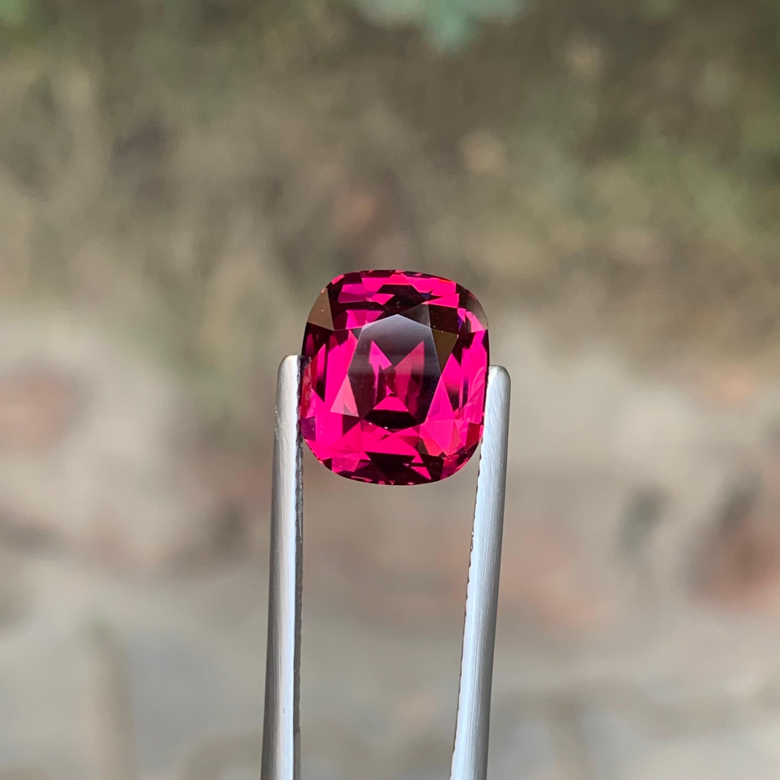 Taille coussin 6.95 Carat Natural Loose Rhodolite Garnet Cushion Cut Gemstone From Tanzania (grenat de rhodolite en vrac, taille coussin) en vente