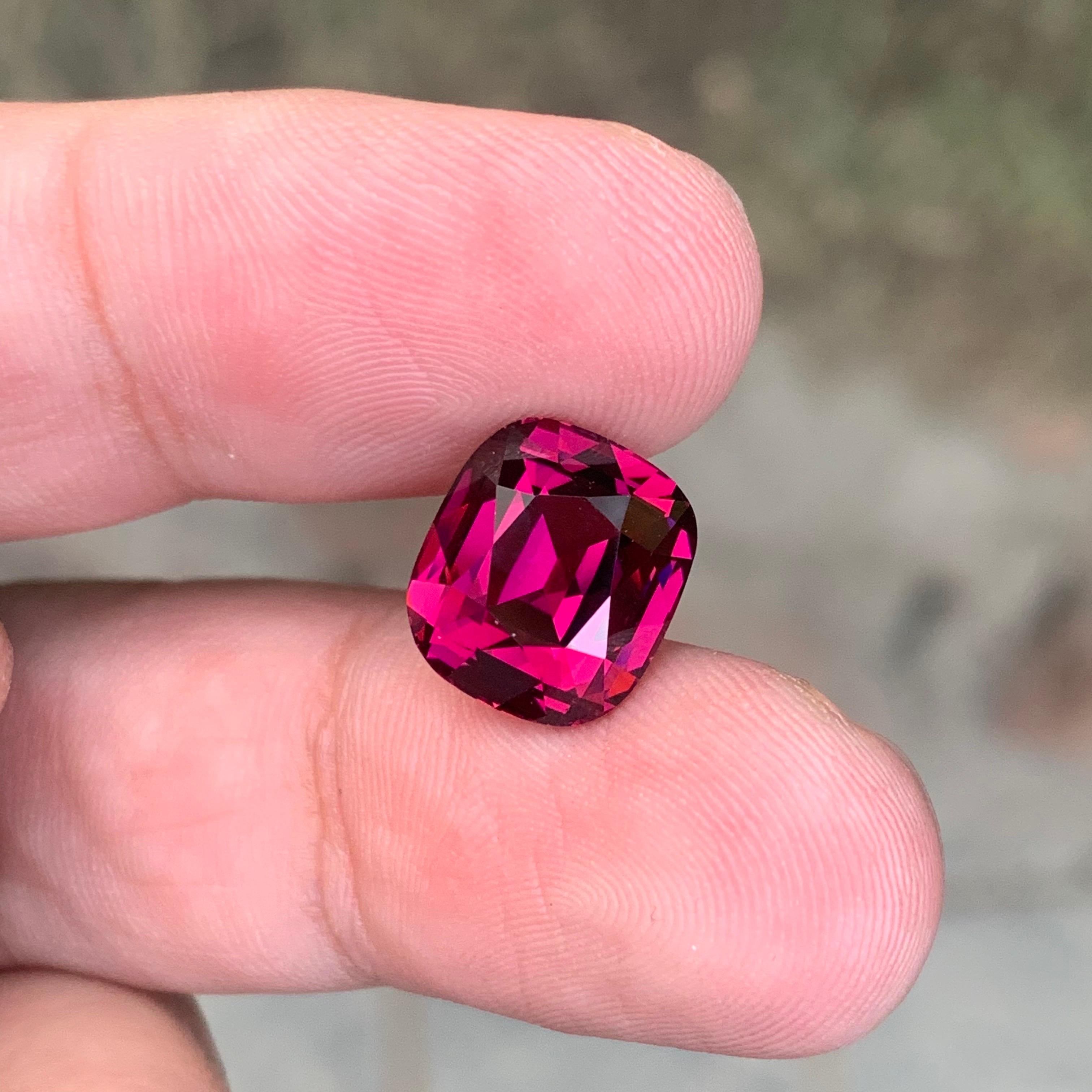 6.95 Carat Natural Loose Rhodolite Garnet Cushion Cut Gemstone From Tanzania (grenat de rhodolite en vrac, taille coussin) Unisexe en vente