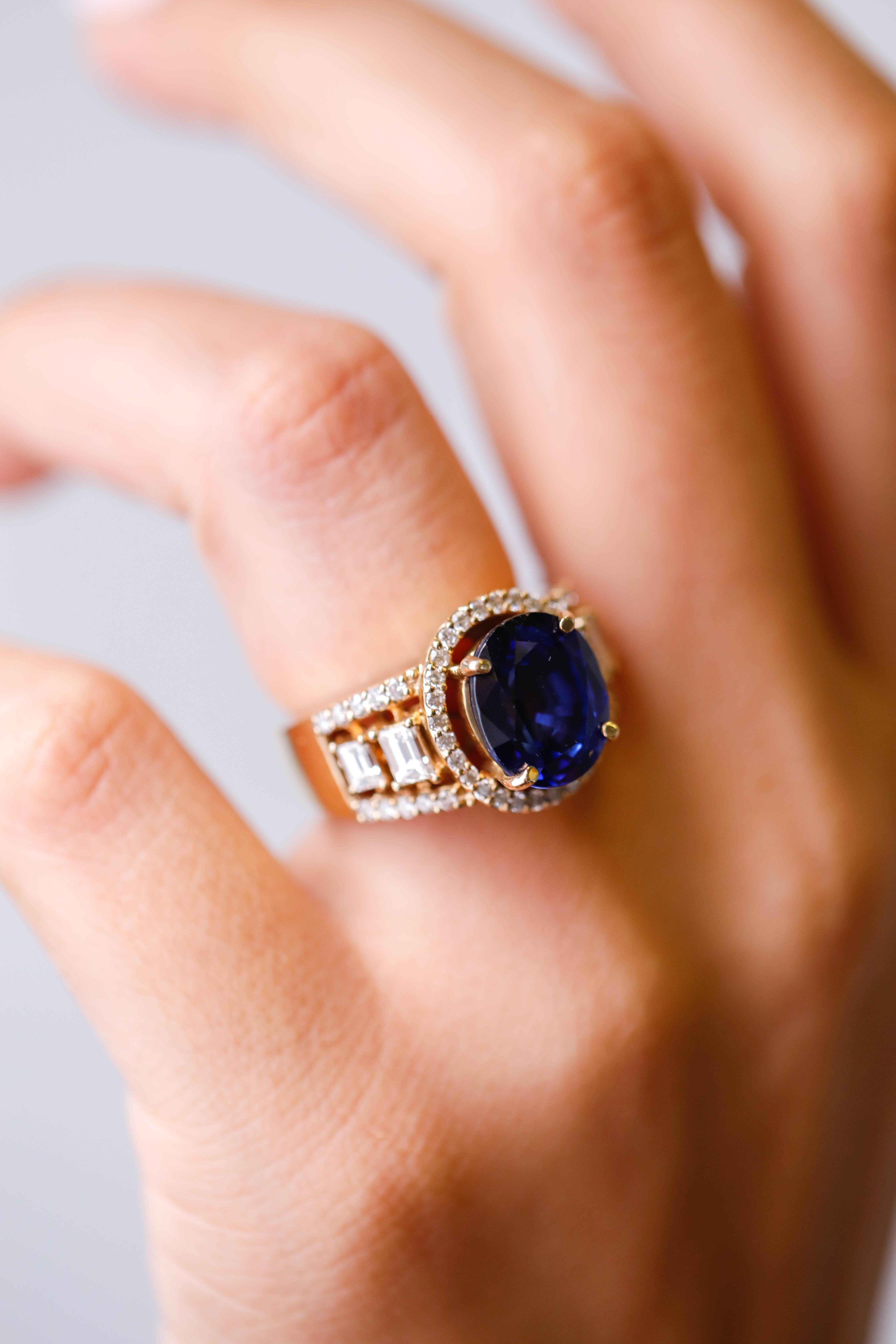 Contemporary 6.95 Carat Oval Tanzanite and Baguette Diamond Antique Ring in 14 Kt Yellow Gold