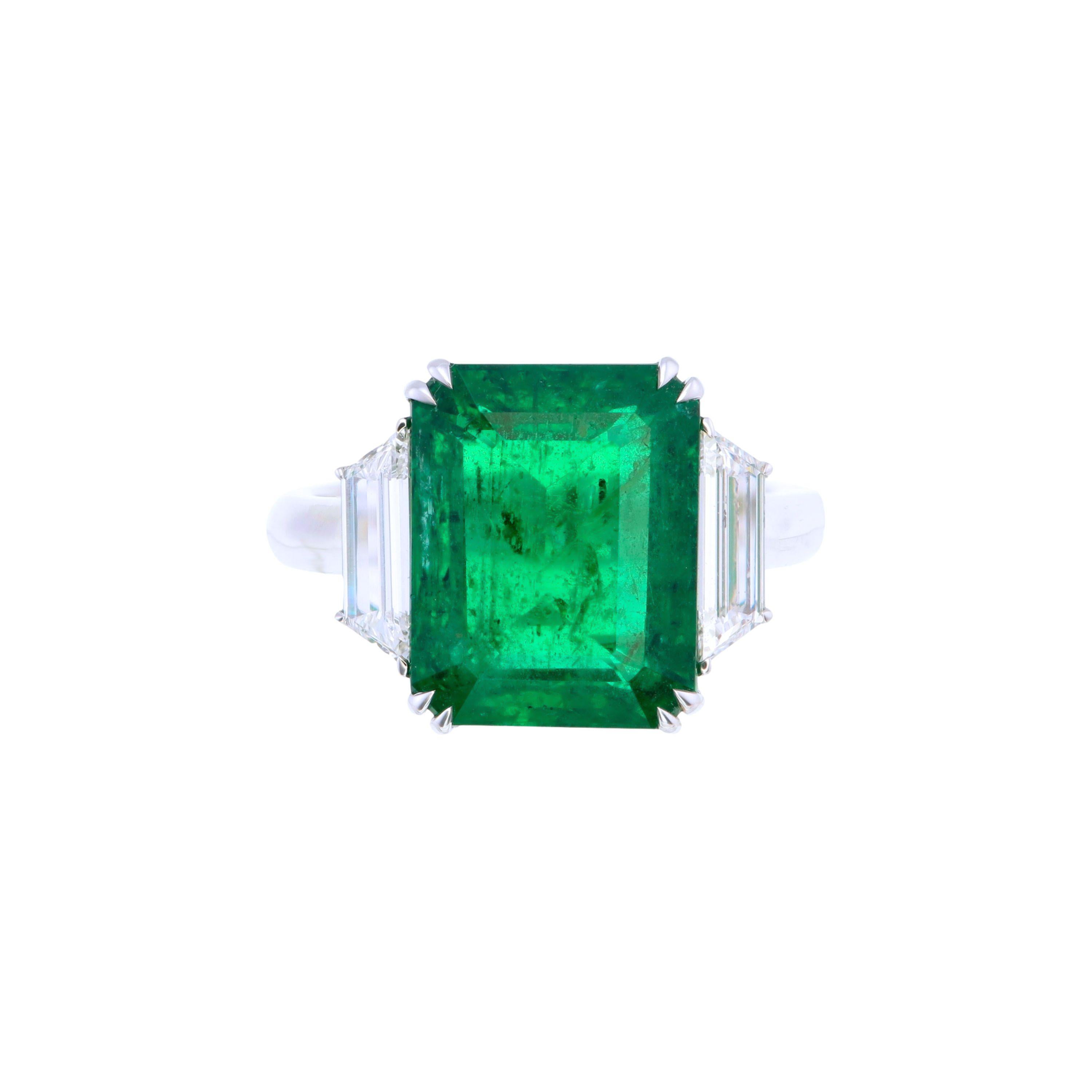 Entdecken Sie zeitlose Eleganz mit diesem fesselnden 6,95-Karat-Smaragdring.

Dieser sambische Smaragd von 6,95 Karat strahlt einen fesselnden Charme aus, der seine natürliche Schönheit unterstreicht. Der Edelstein im Achteckschliff ist ein wahres