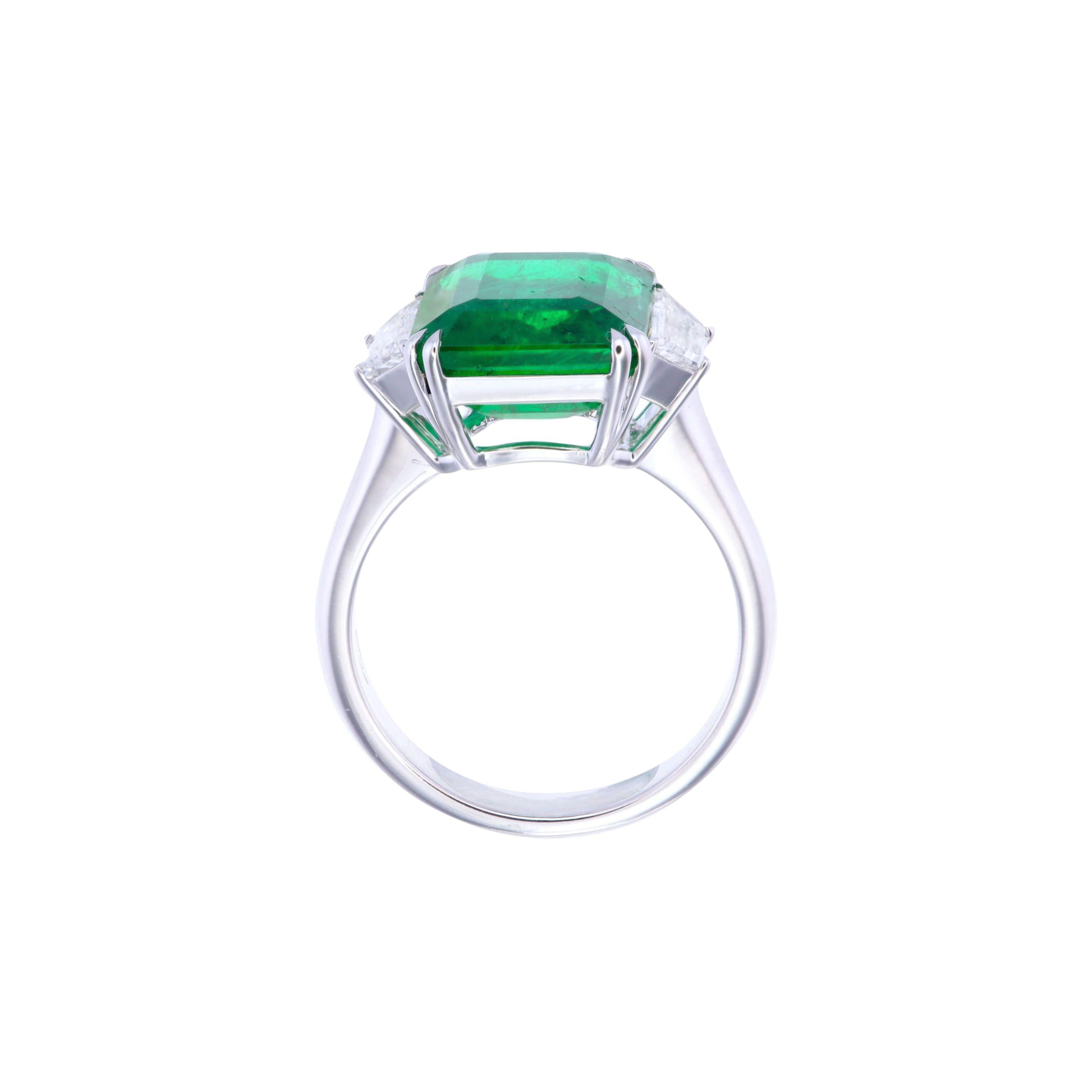 6,95 Karat sambischer Smaragd & Diamant-Dreisteinring mit drei Steinen (Zeitgenössisch) im Angebot