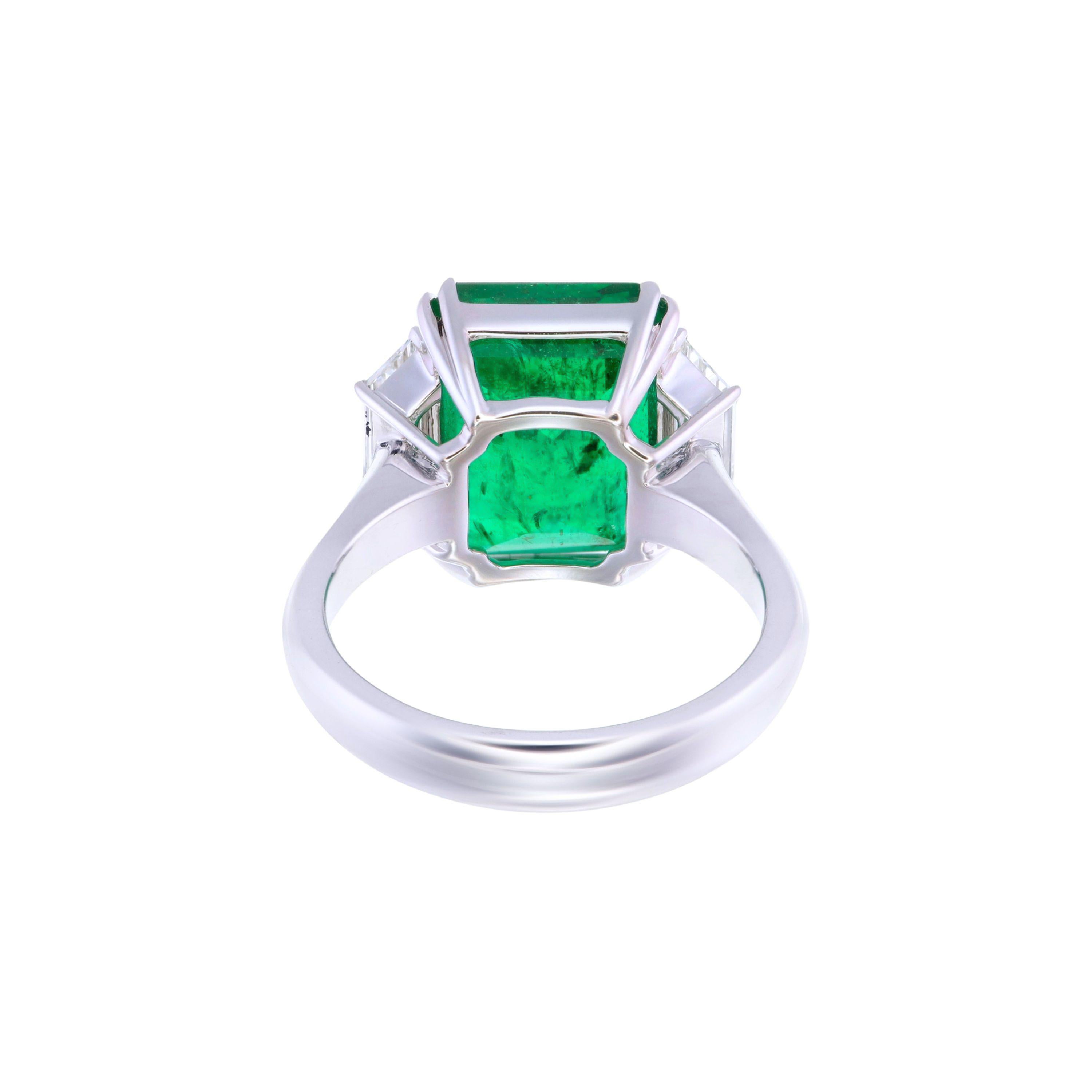 6,95 Karat sambischer Smaragd & Diamant-Dreisteinring mit drei Steinen (Smaragdschliff) im Angebot