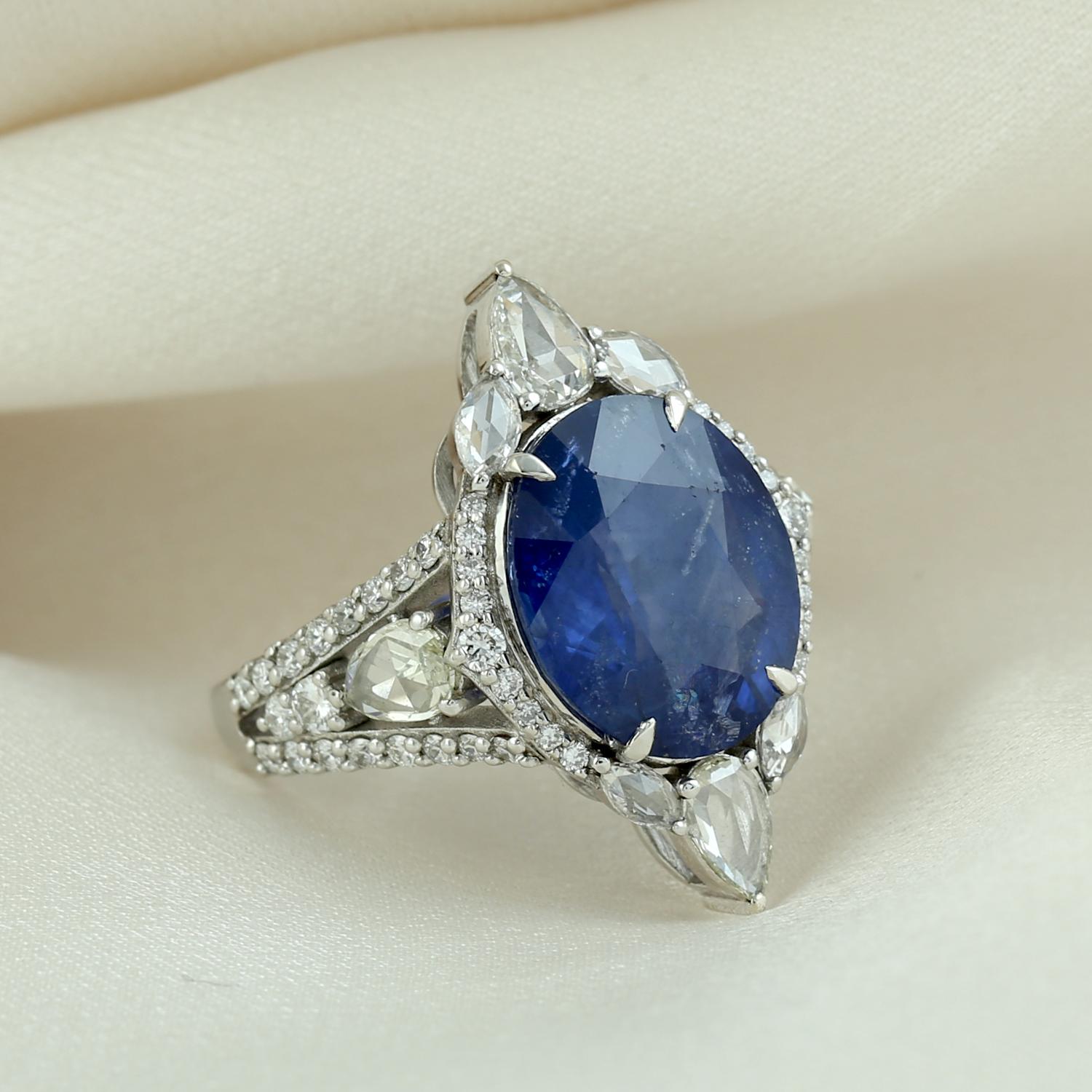 Art déco 6.95 ct Oval Cut Ceylon Blue Sapphire Ring With Diamonds Made In 18k White Gold en vente