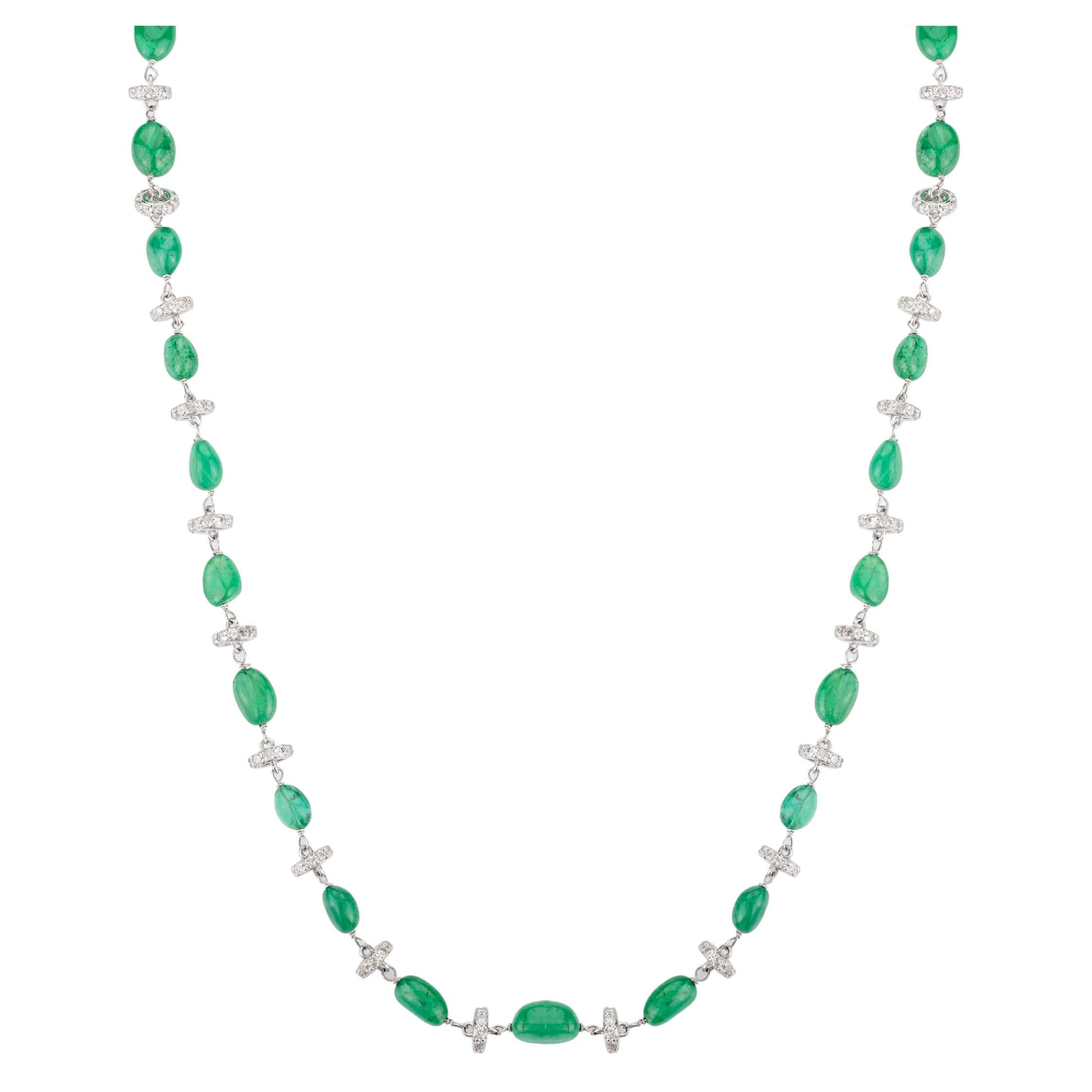 69,55 CTW Tumble Emerald Collana di perline con diamanti in oro bianco massiccio 18k in vendita