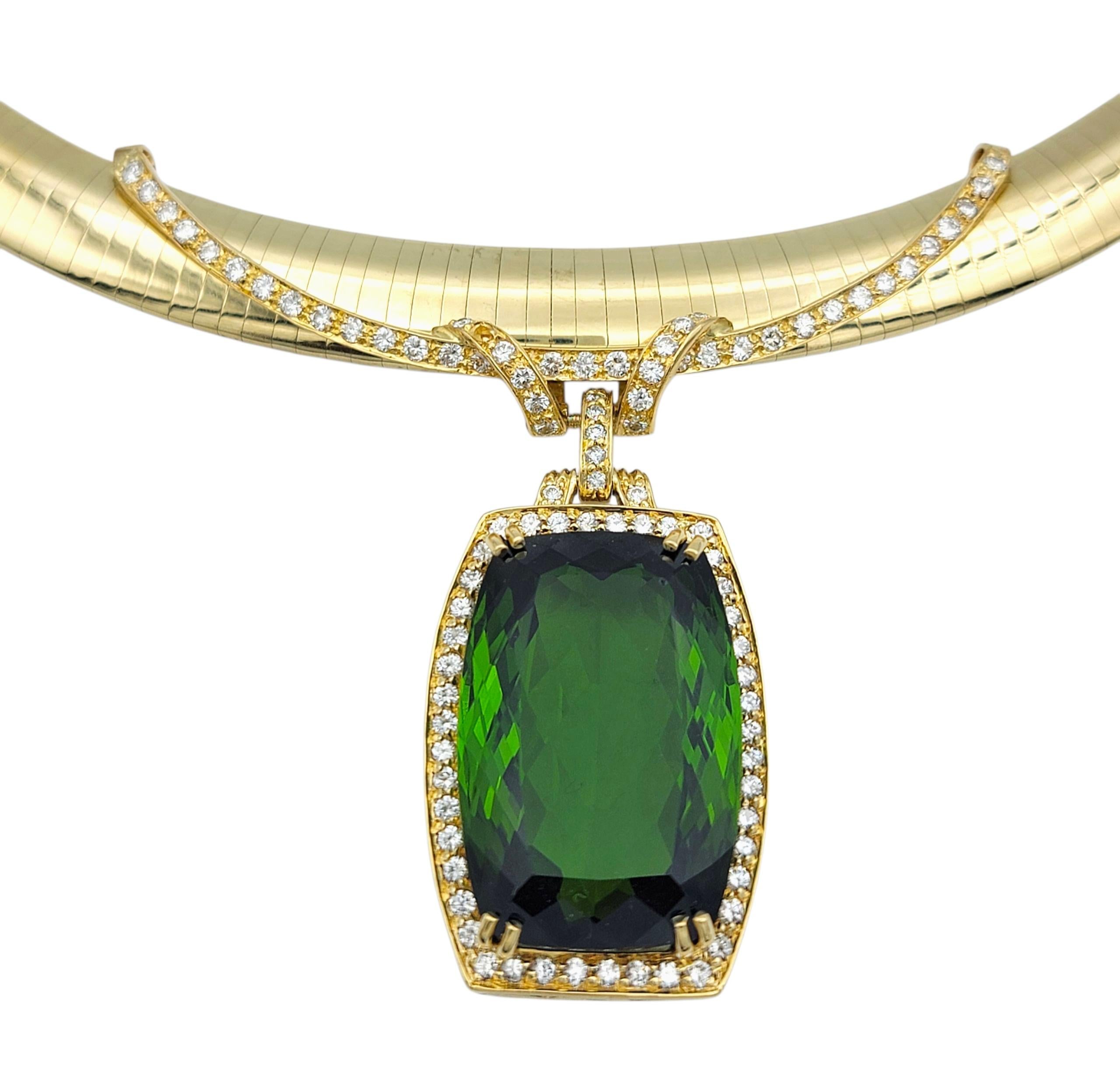 Llamativo por su escala y sofisticación, este excepcional collar tiene en el centro una impresionante turmalina verde alargada en talla cojín. Engarzada en rico oro amarillo de 14 quilates, la vívida gema verde llama la atención por su considerable