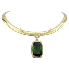 Collar de gota de turmalina verde alargada de 69,59 quilates con diamantes Oro de 14 quilates