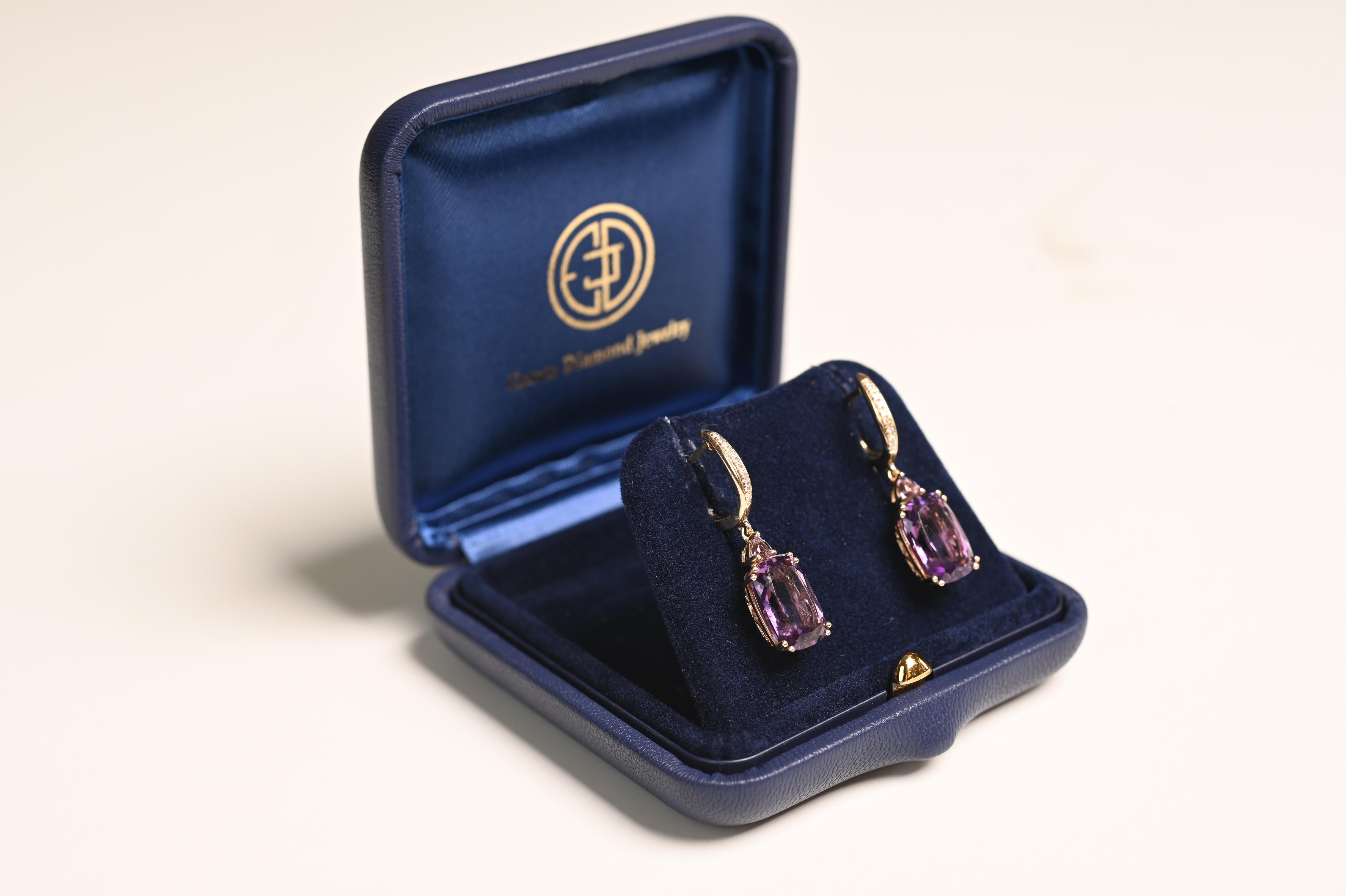 D'une élégance intemporelle, ces exquises boucles d'oreilles présentent une paire de longues améthystes taillées en coussin et serties dans un riche or jaune 14 carats. Les montures en or sont magnifiquement ornées d'un filigrane ajouré complexe,
