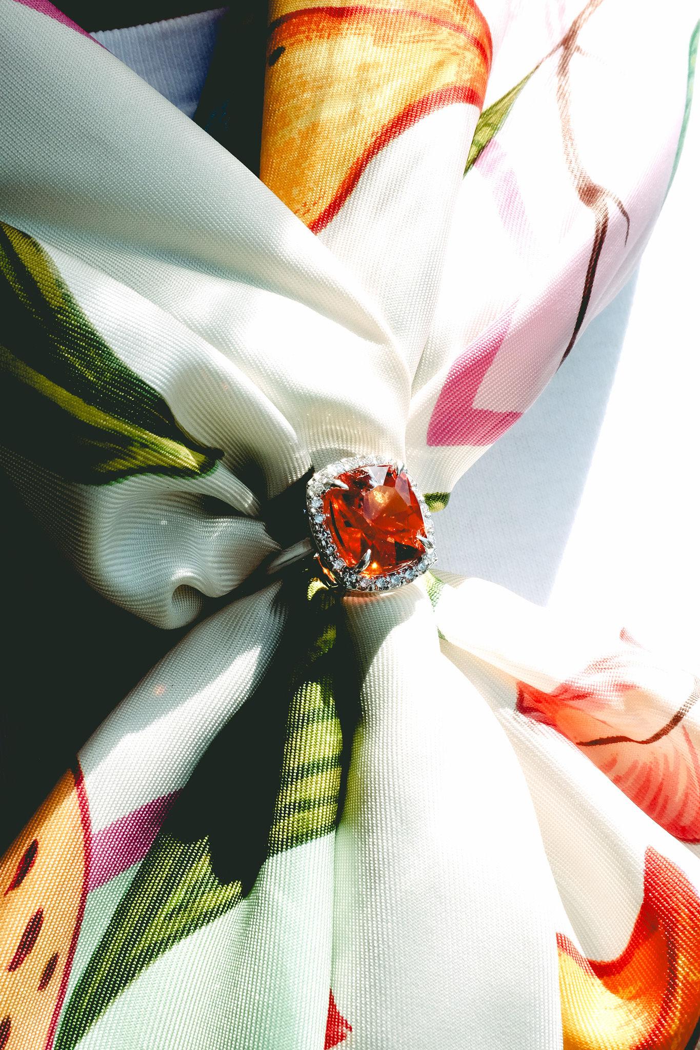 Anello con granato mandarino da 6,95 carati e diamante da 0,46 carati - taglio radiante - oro 18KT - certificato GIA in vendita 3