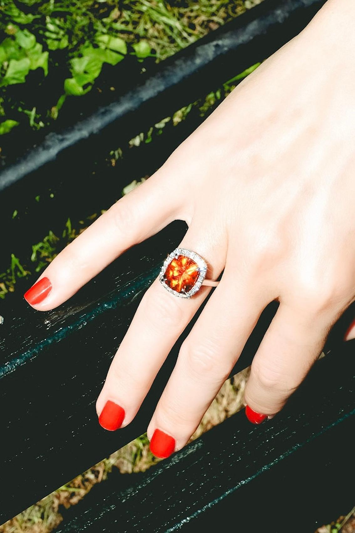 da uomo o donna Anello con granato mandarino da 6,95 carati e diamante da 0,46 carati - taglio radiante - oro 18KT - certificato GIA in vendita