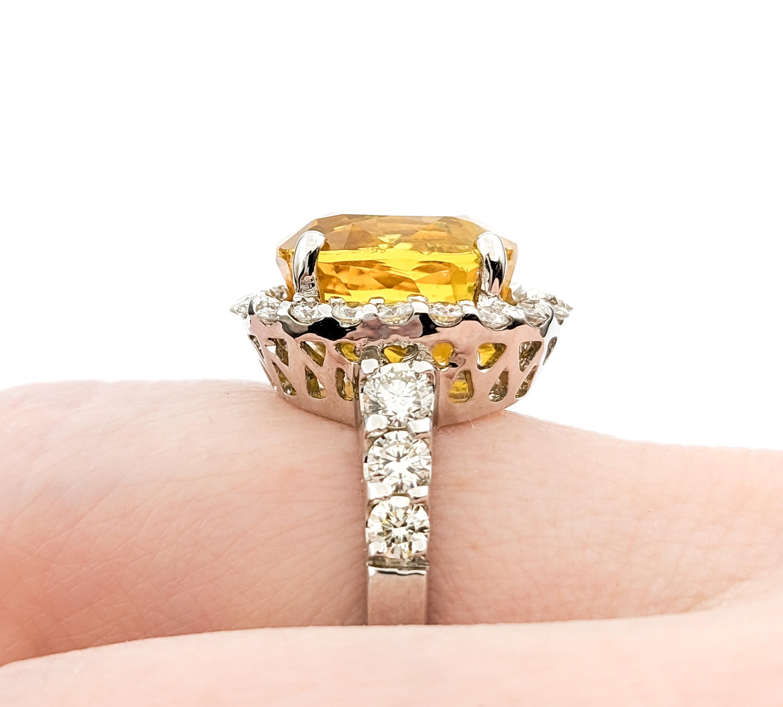 Taille ovale Bague en or blanc, saphir jaune 6,95 carats et diamant 1,42 carat en vente