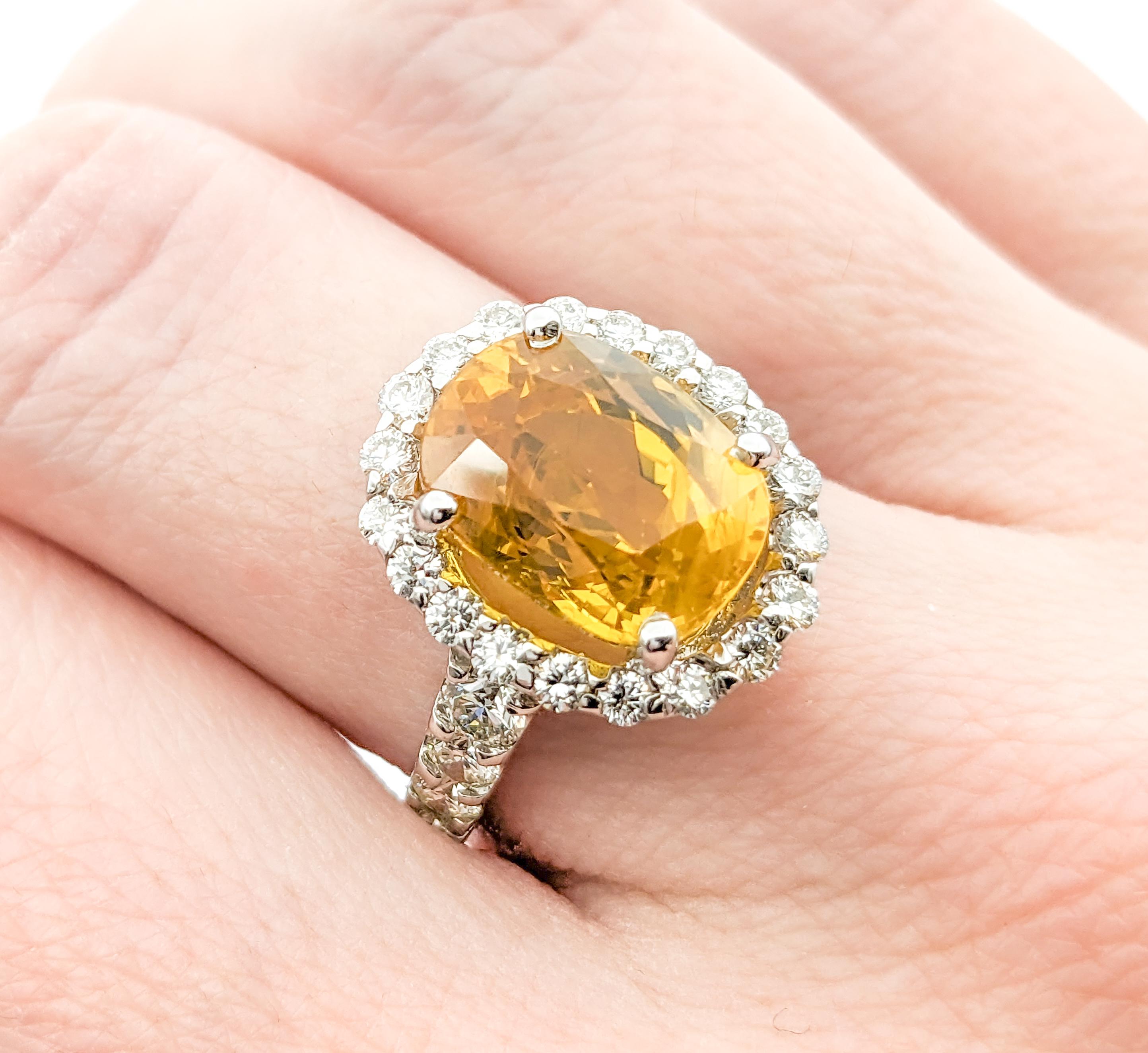 Bague en or blanc, saphir jaune 6,95 carats et diamant 1,42 carat Pour femmes en vente