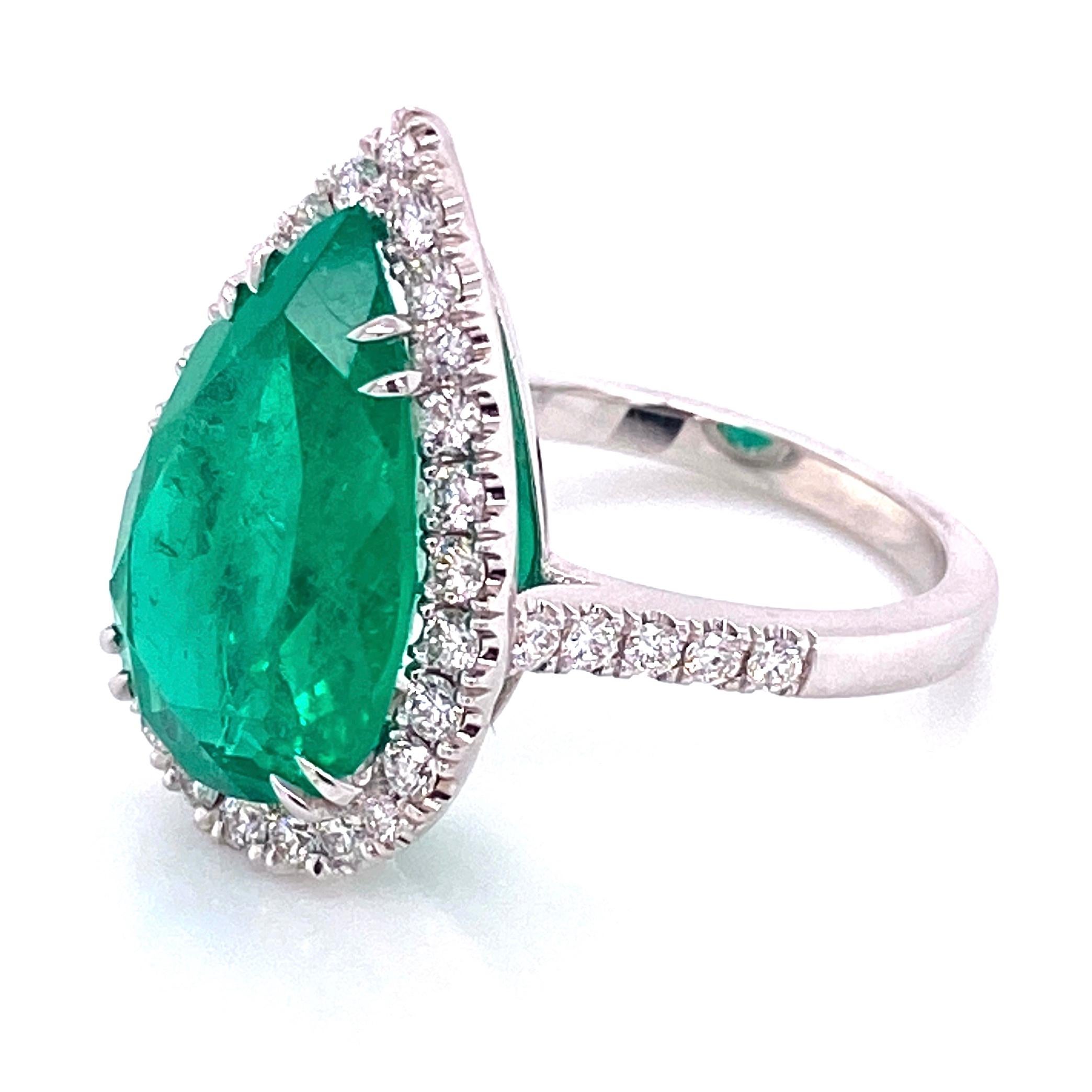 6.96 Carat Pear Shaped Emerald and Diamond Ring Estate Fine Jewelry In Excellent Condition For Sale In Montreal, QC