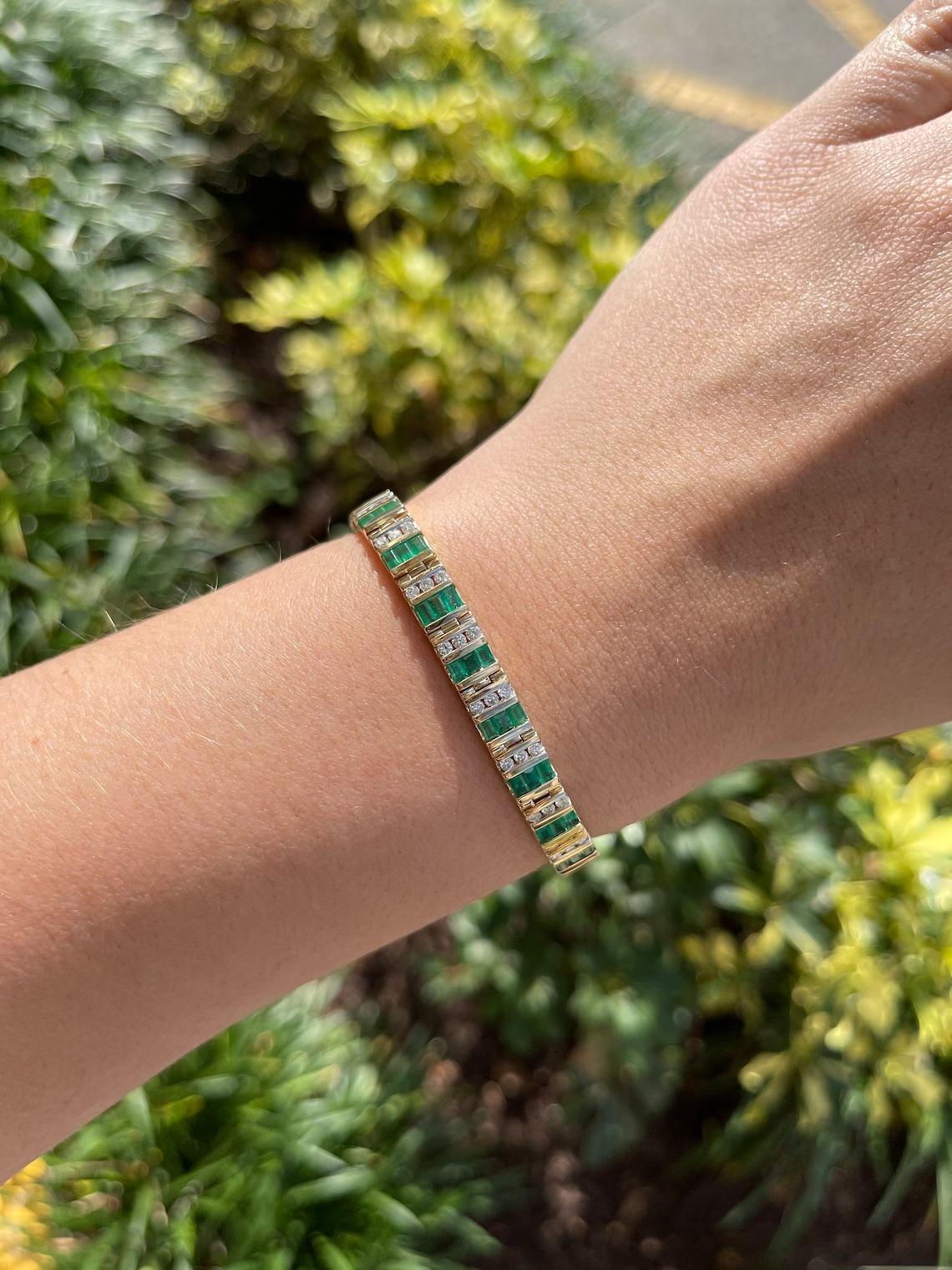 6.96tcw 14K Natural Vivid Green Emerald Cut Smaragd & Diamant-Akzent-Armband (Smaragdschliff) im Angebot