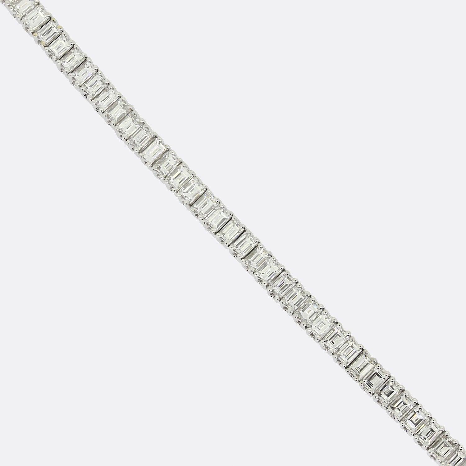 Voici un bracelet moderne de haute qualité, serti de diamants. Cette pièce présente un ensemble de diamants baguettes en serti griffe flexible dans une formation en ligne unique, tous parfaitement assortis en termes de couleur et de clarté. 

Condit