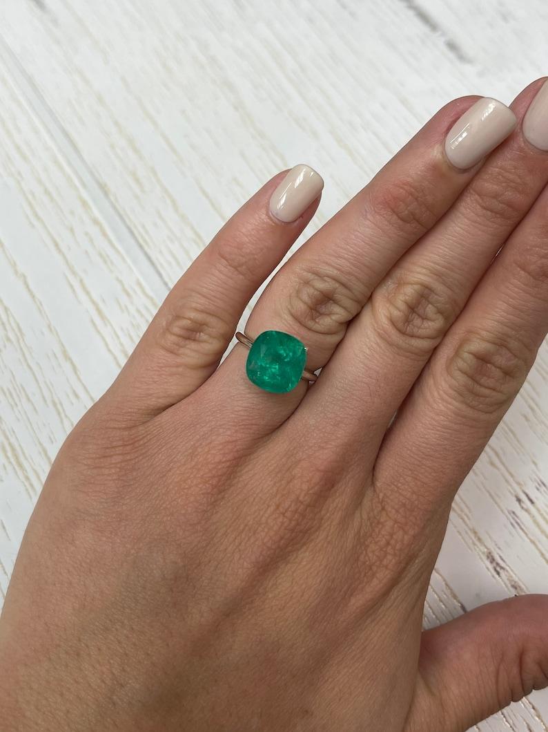 Esmeralda colombiana verde intenso de 6,97 quilates - Gema auténtica talla cojín en venta 3