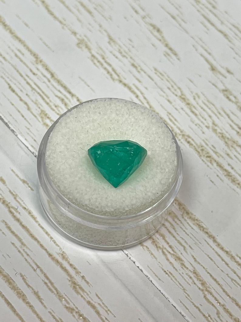 Esmeralda colombiana verde intenso de 6,97 quilates - Gema auténtica talla cojín en venta 2