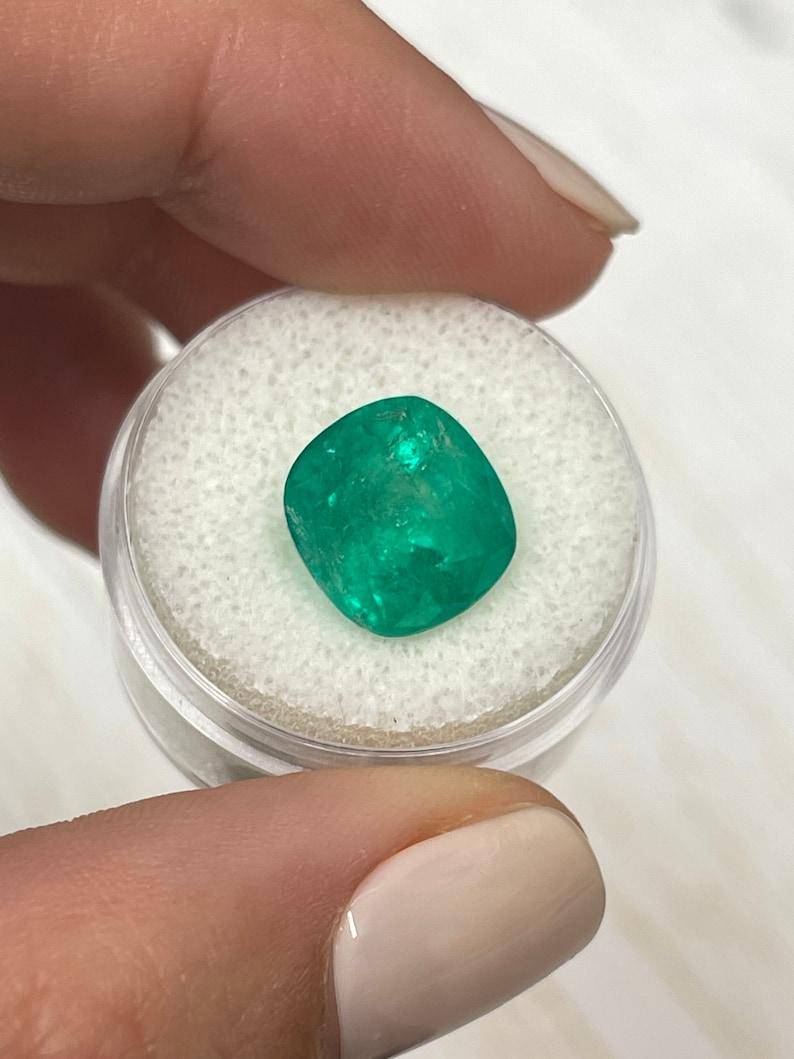 Esmeralda colombiana verde intenso de 6,97 quilates - Gema auténtica talla cojín en venta 1