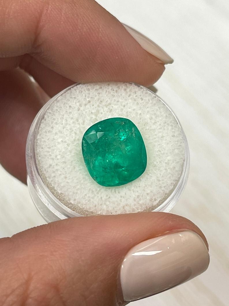 Esmeralda colombiana verde intenso de 6,97 quilates - Gema auténtica talla cojín en Nuevo estado para la venta en Jupiter, FL