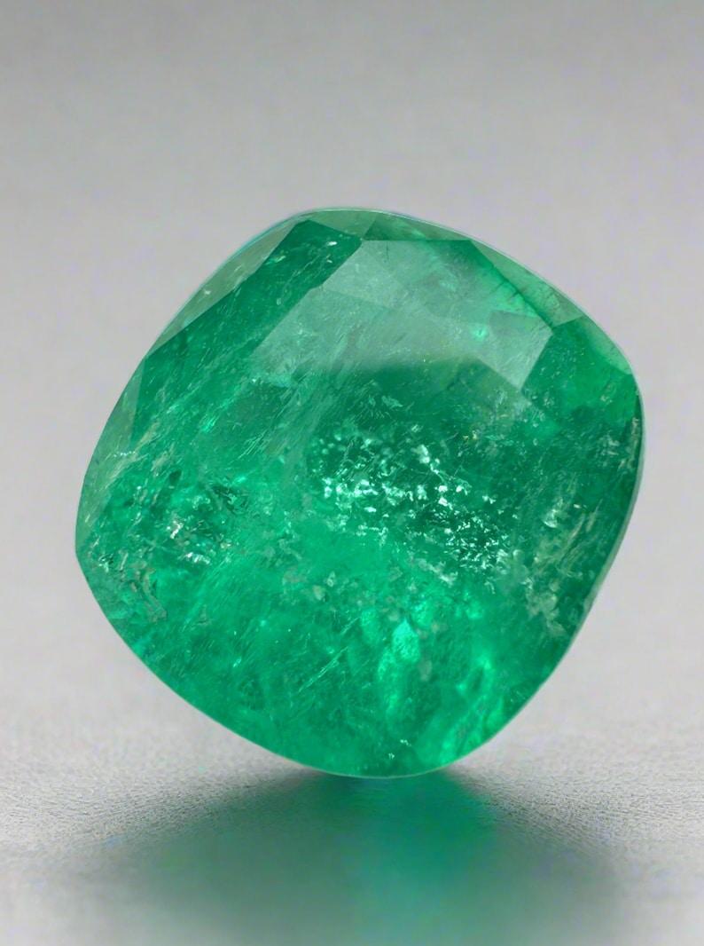 Esmeralda colombiana verde intenso de 6,97 quilates - Gema auténtica talla cojín Moderno en venta