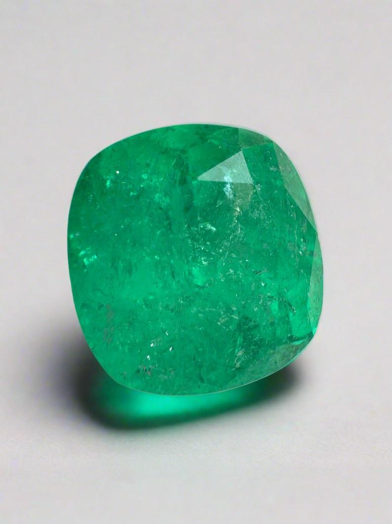 Piedra: Esmeralda
Peso: 6,97 quilates
Forma: Corte de cojín
Claridad: Semitransparente
Lustre: Muy bueno
Color: Verde medio
Medidas: 11,90 mm x 11,28 mm x 9,16 mm
Origen geográfico: Colombia
Tratamiento: Natural, Engrasado

Observaciones: Debido a
