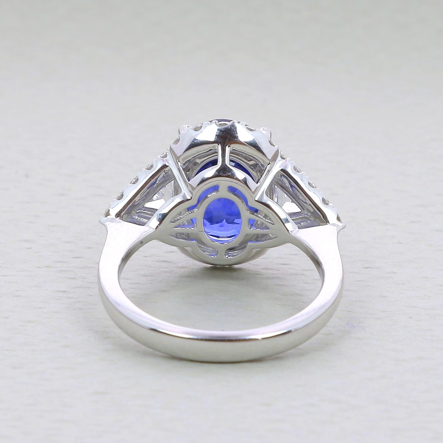 6.97 Carat Vivid Blue Sapphire Ring Type Royal Blue No Heated 18K White Gold In New Condition For Sale In Istanbul, TR