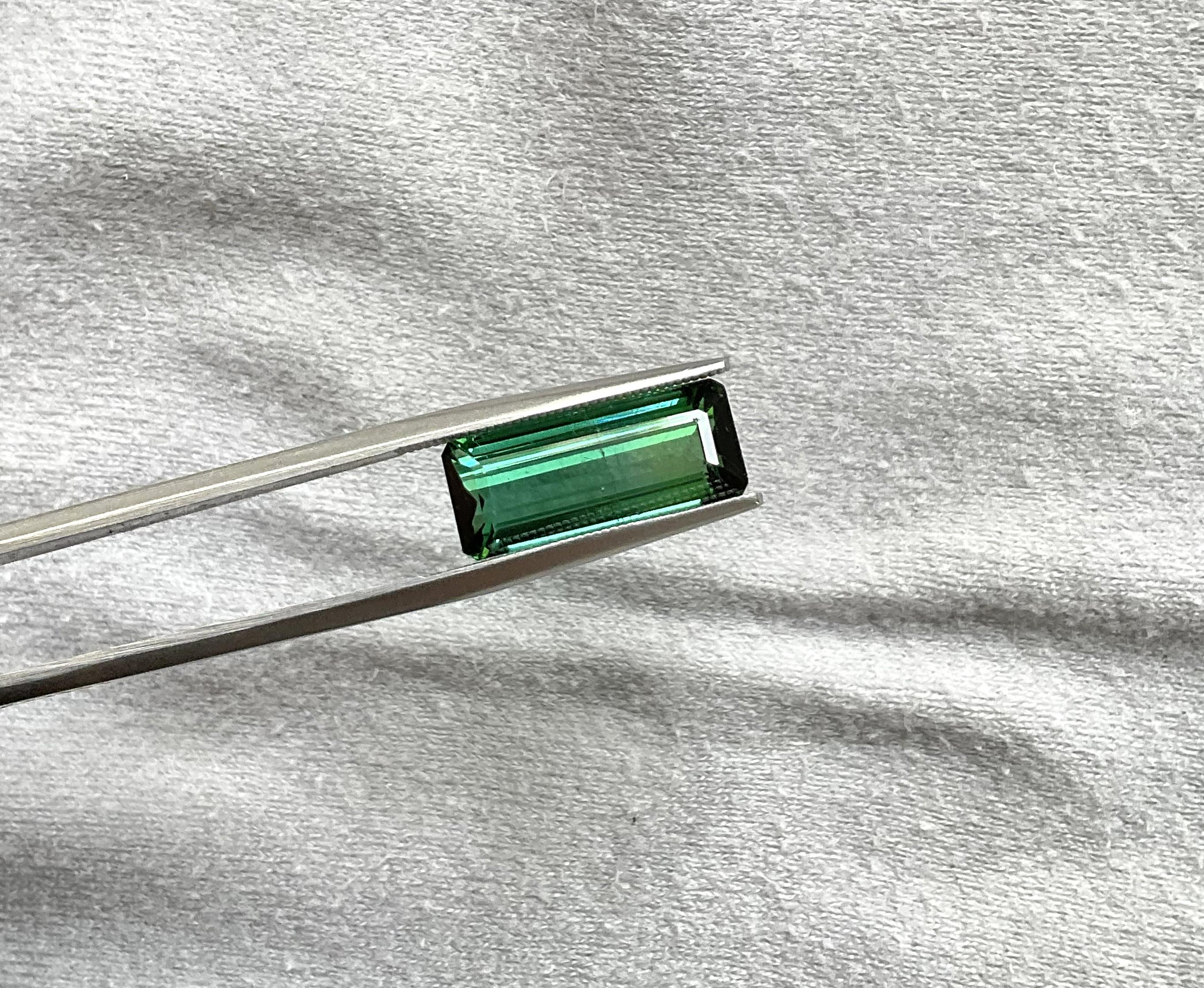 Art déco Pierre naturelle de 6.97 carats, tourmaline verte octogonale taillée à facettes de qualité supérieure en vente