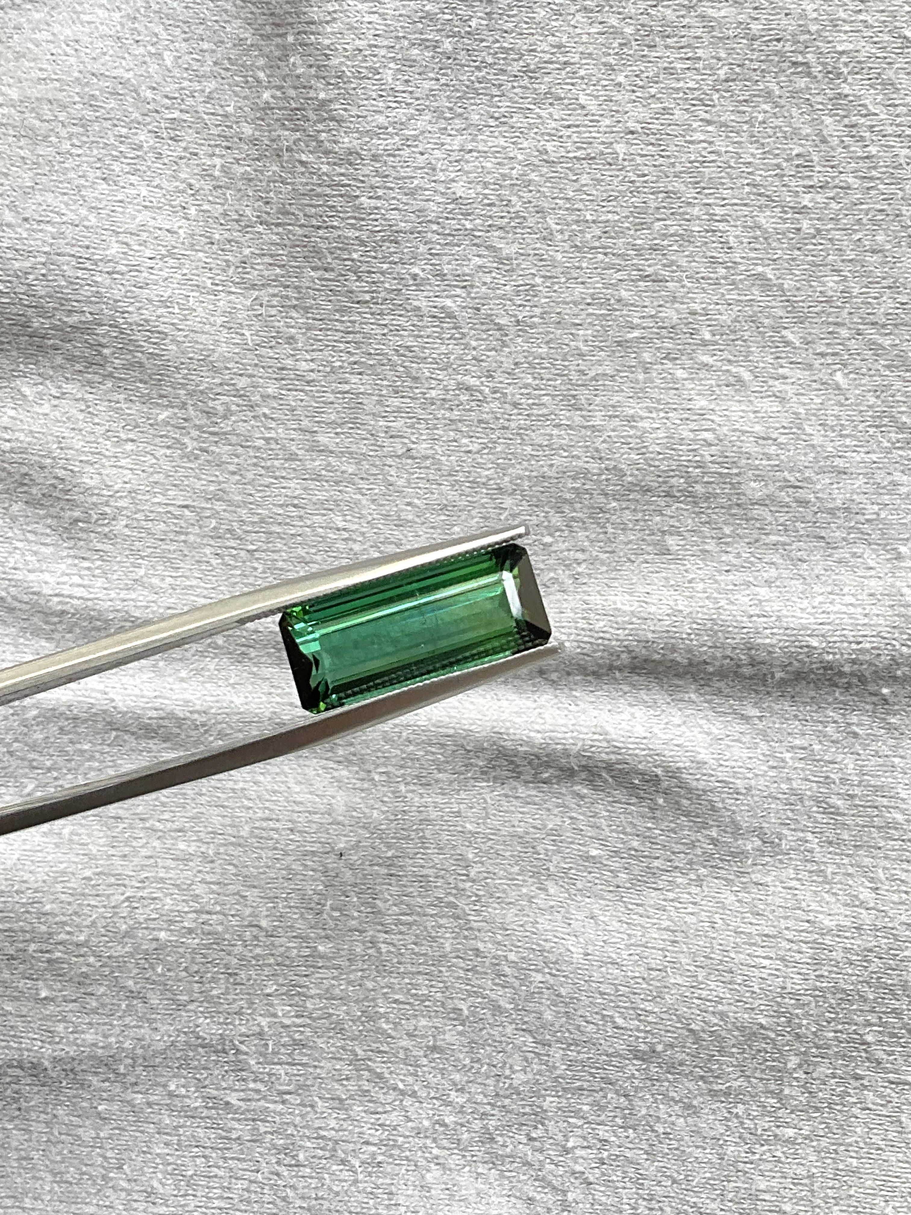 Taille octogone Pierre naturelle de 6.97 carats, tourmaline verte octogonale taillée à facettes de qualité supérieure en vente