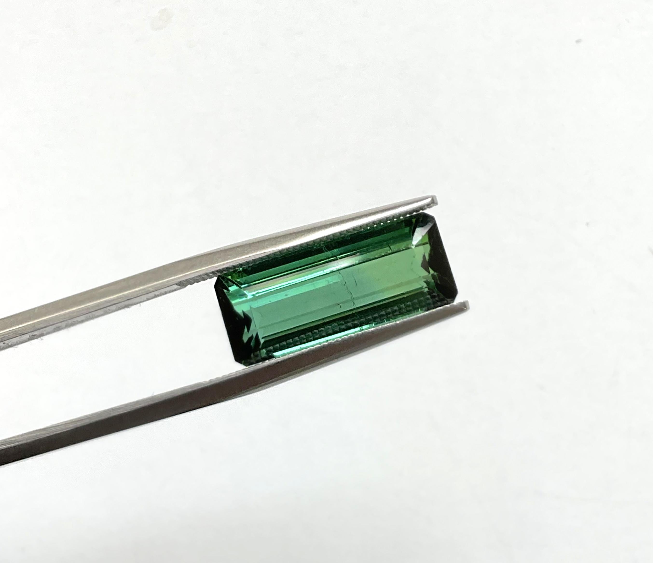 Pierre naturelle de 6.97 carats, tourmaline verte octogonale taillée à facettes de qualité supérieure Neuf - En vente à Jaipur, RJ