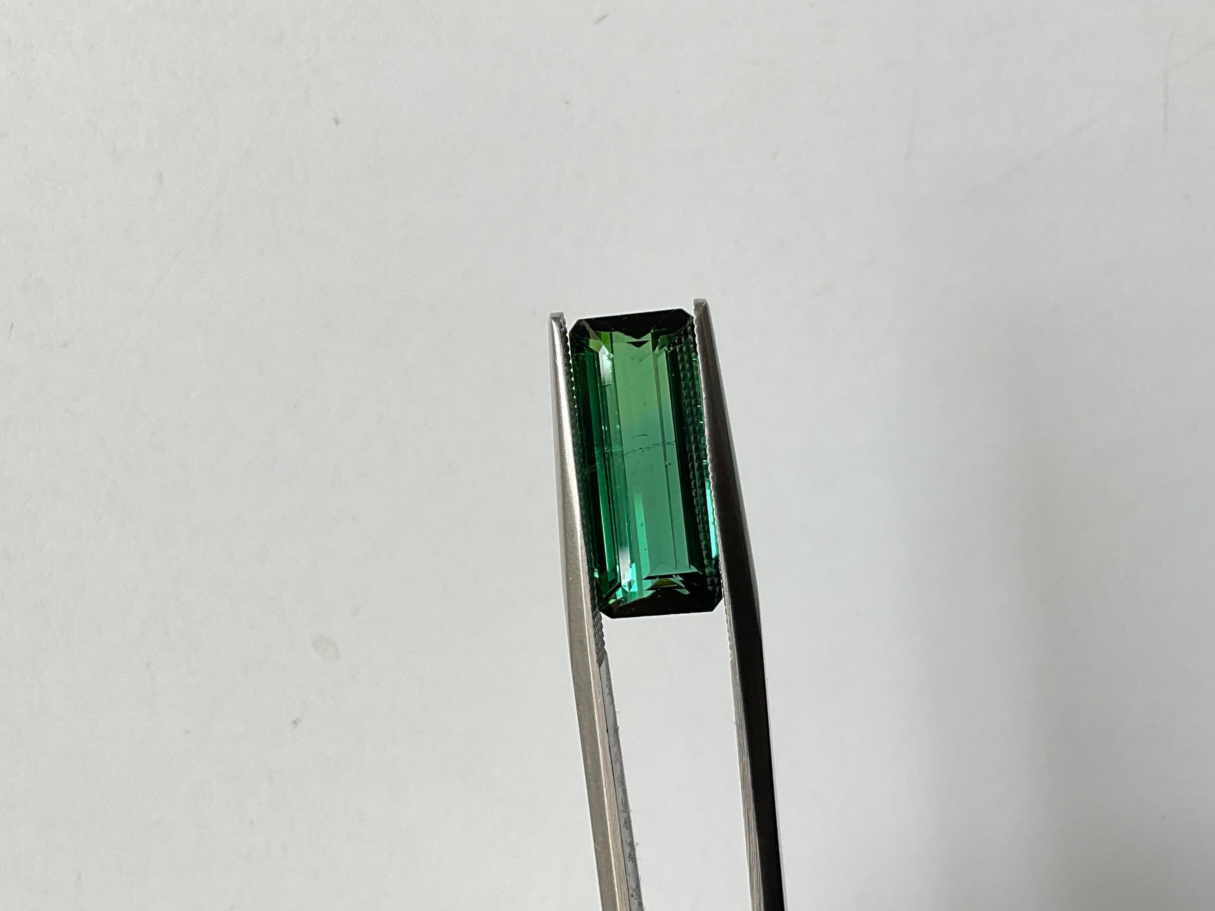 Pierre naturelle de 6.97 carats, tourmaline verte octogonale taillée à facettes de qualité supérieure Unisexe en vente