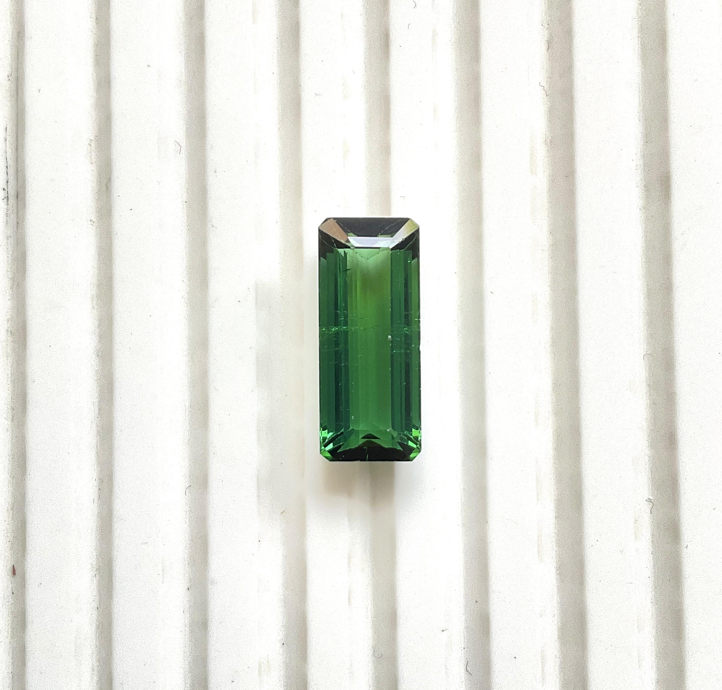 Pierre naturelle de 6.97 carats, tourmaline verte octogonale taillée à facettes de qualité supérieure en vente 1