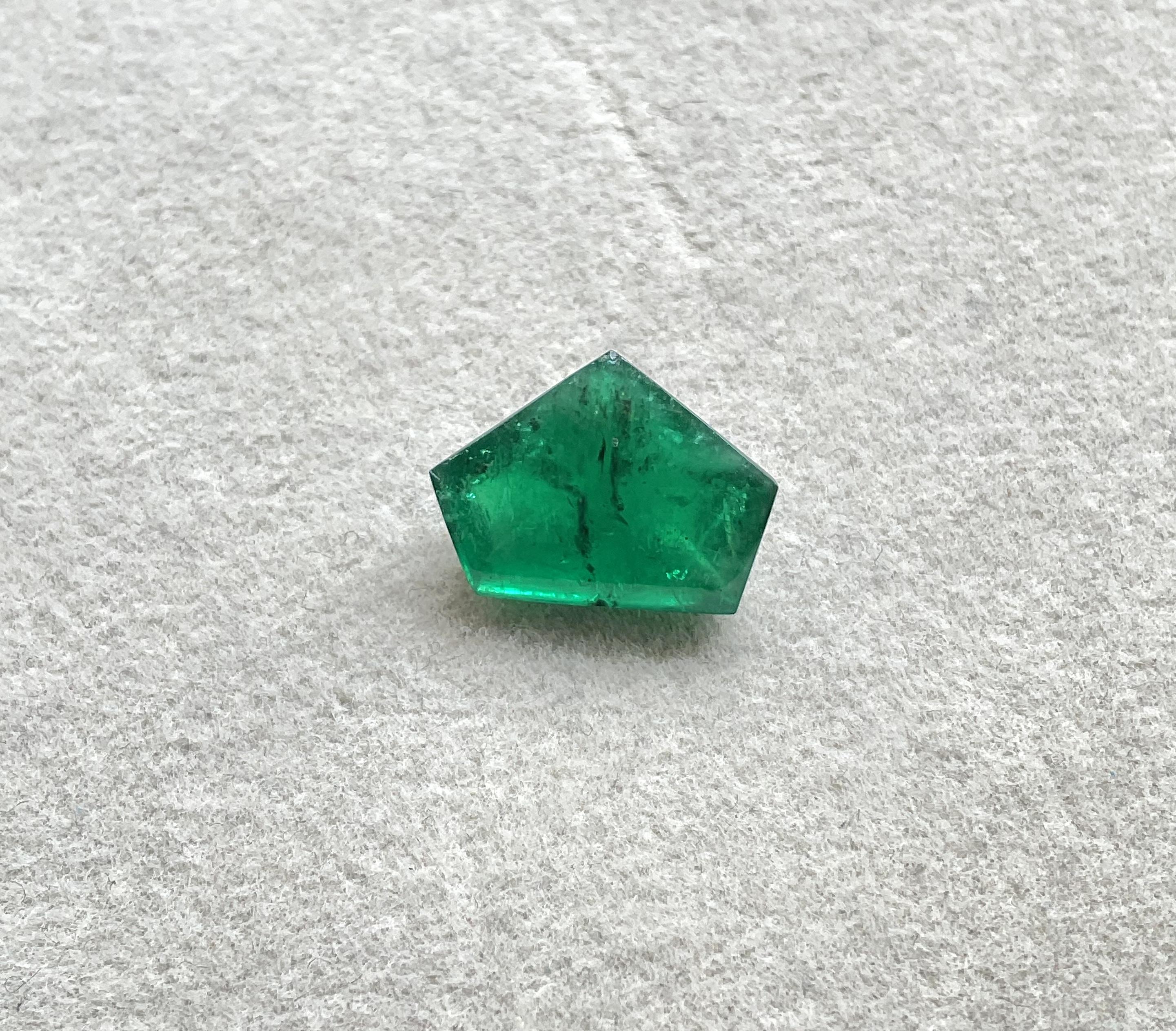 Art Deco 6.97 carats zambian emerald pentagon cut stone for fine jewelry natural gemstone For Sale