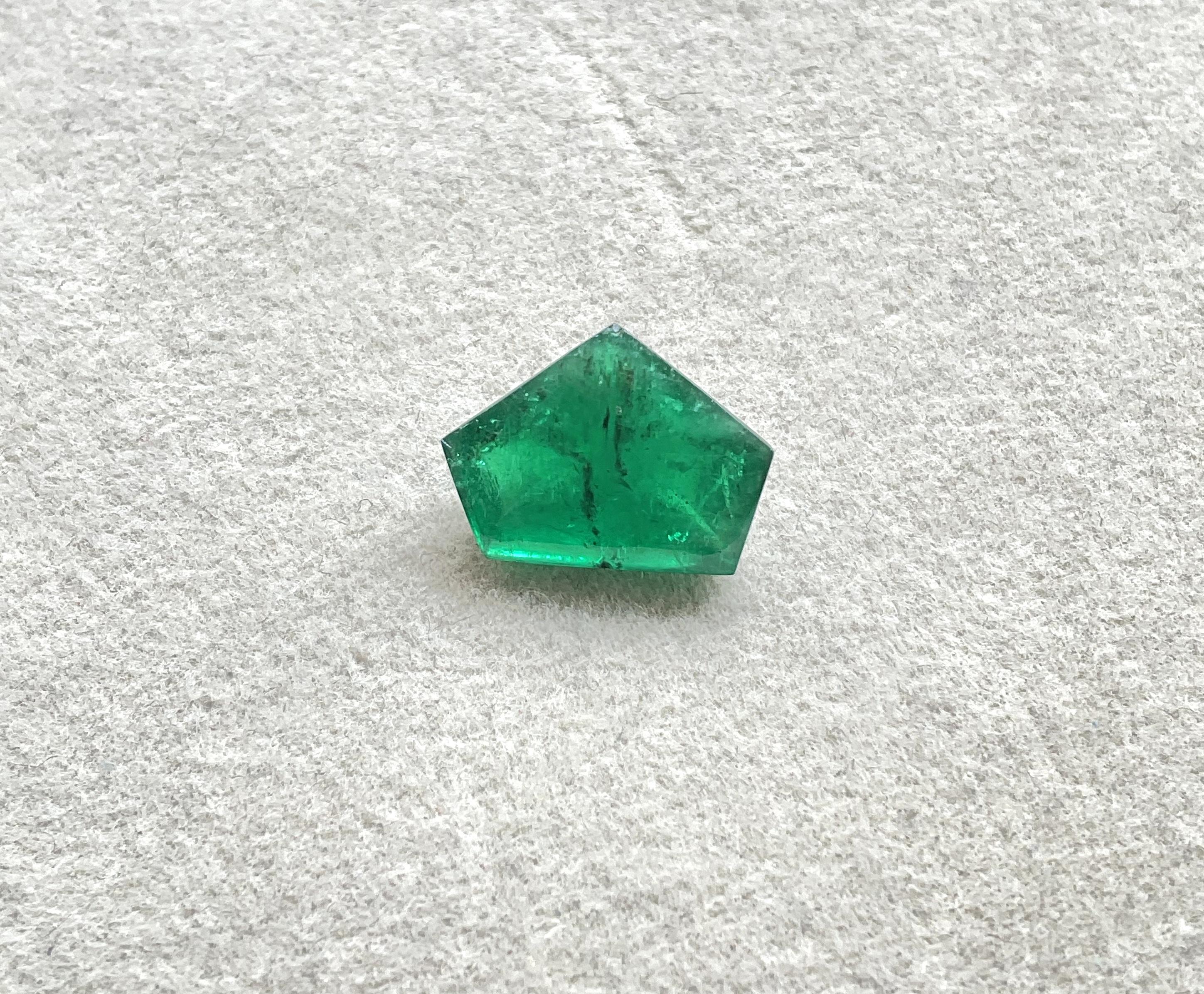 Uncut 6.97 carats zambian emerald pentagon cut stone for fine jewelry natural gemstone For Sale
