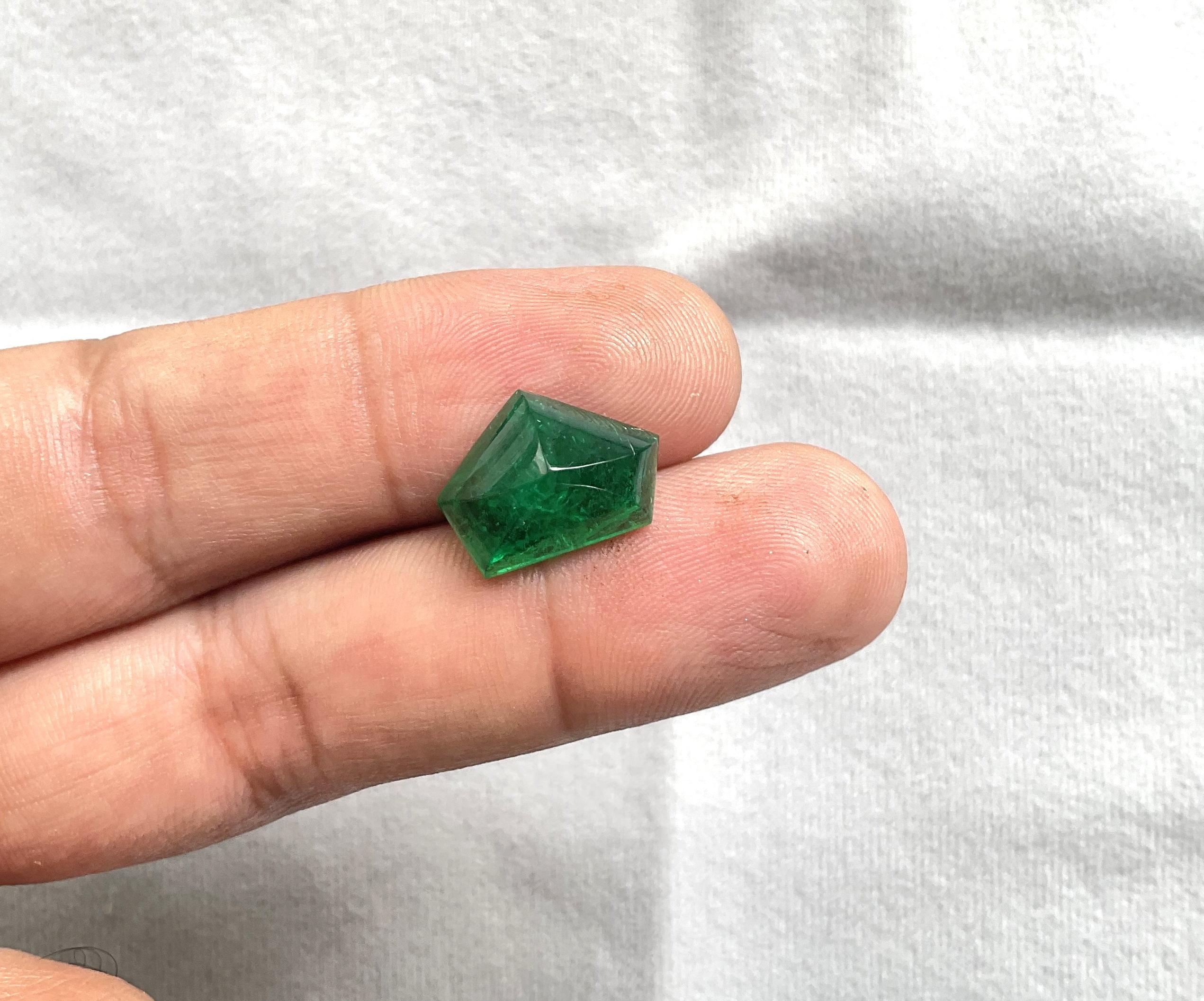 Women's or Men's 6.97 carats zambian emerald pentagon cut stone for fine jewelry natural gemstone For Sale