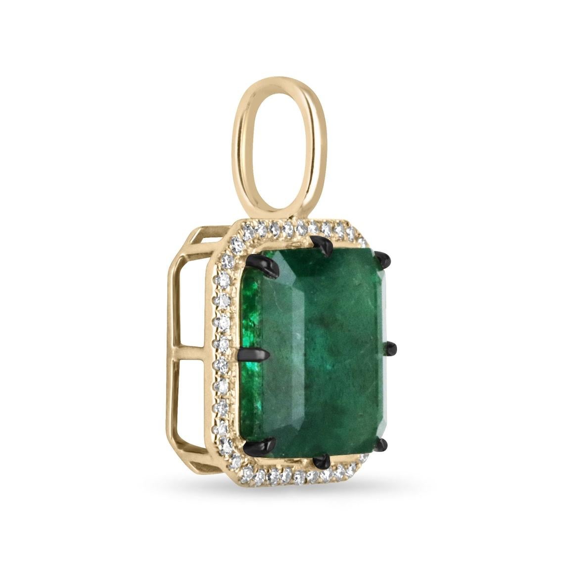 Wir präsentieren einen atemberaubenden Smaragd- und Diamantanhänger mit einem prächtigen 6,77-Karat-Smaragd im Asscher-Schliff. Mit seiner halbtransparenten Klarheit und seiner fesselnden dunkelgrünen Farbe ist der Smaragd weit verbreitet und