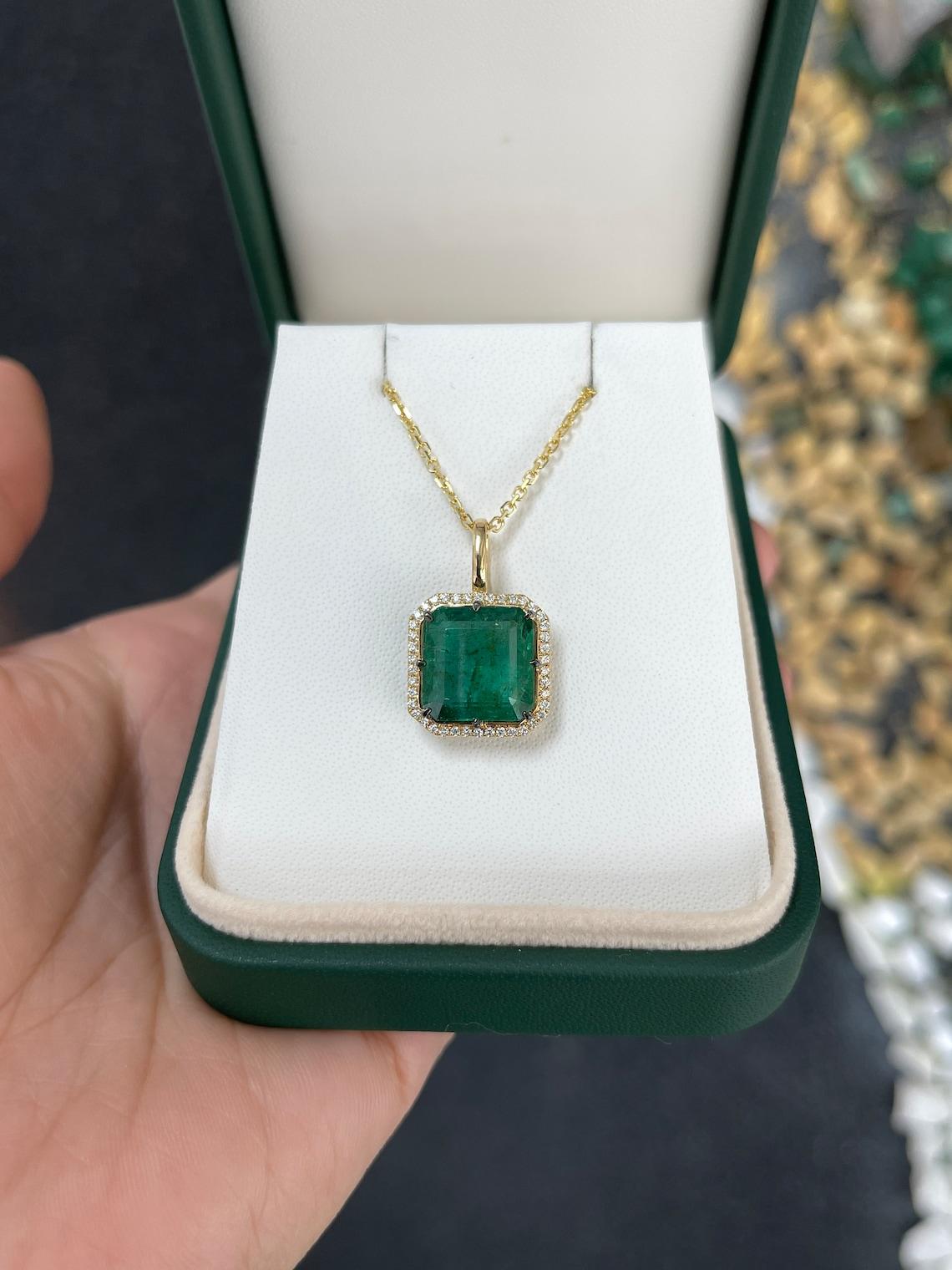 6,97 Karat 14K Asscher-Schliff Smaragd & Diamant Halo-Anhänger Dunkelgrüner Smaragd (Moderne) im Angebot