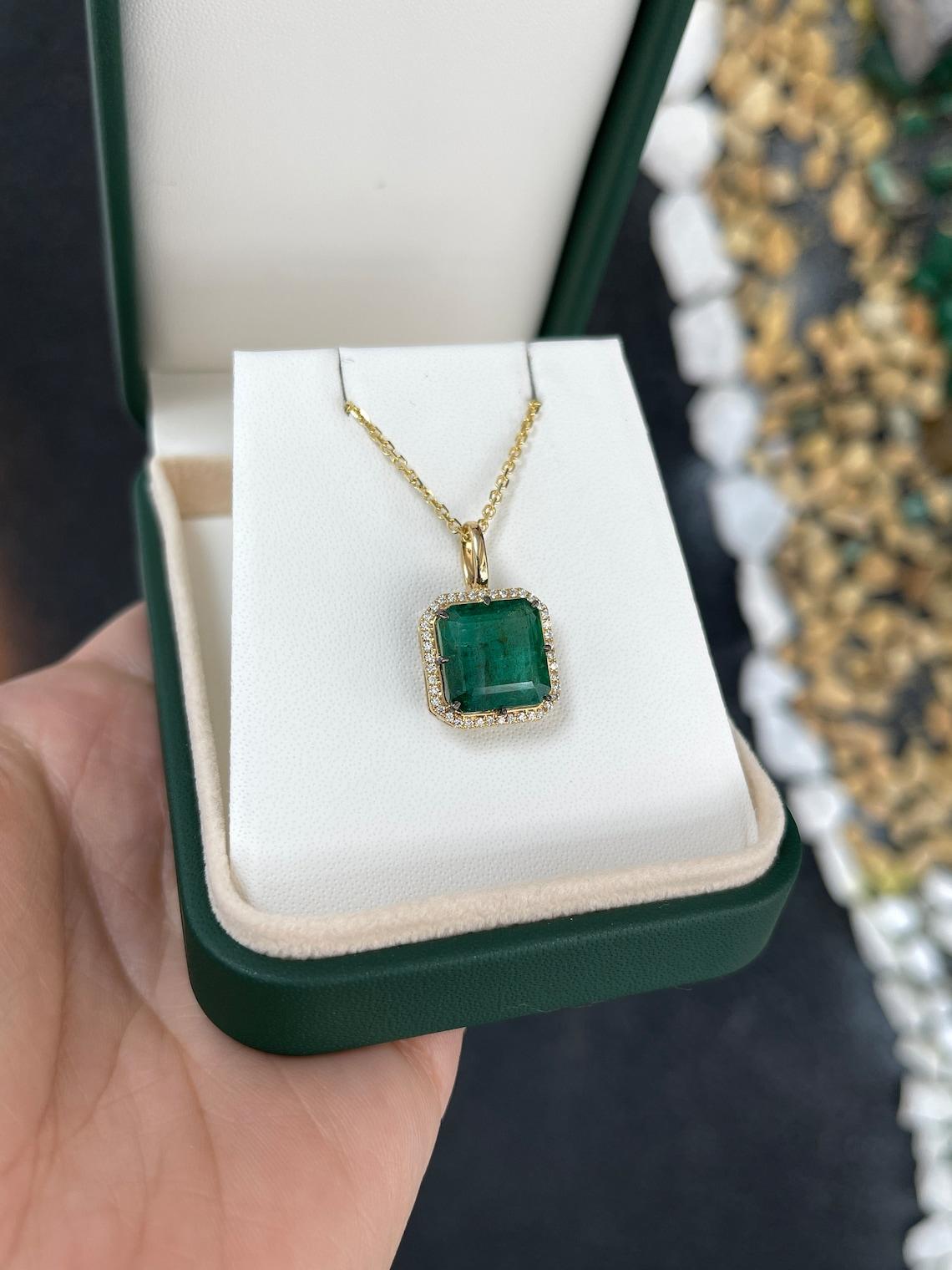 6,97 Karat 14K Asscher-Schliff Smaragd & Diamant Halo-Anhänger Dunkelgrüner Smaragd im Zustand „Neu“ im Angebot in Jupiter, FL